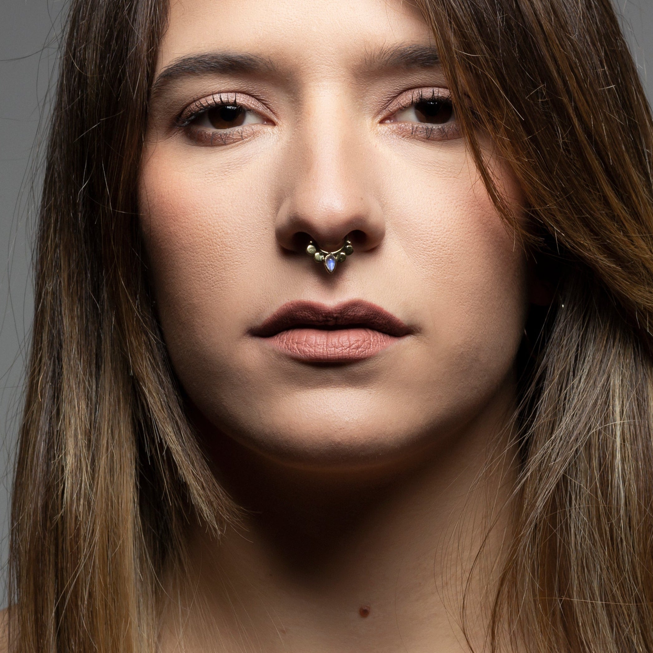 Gaia septum piercing piedra lunar dorado