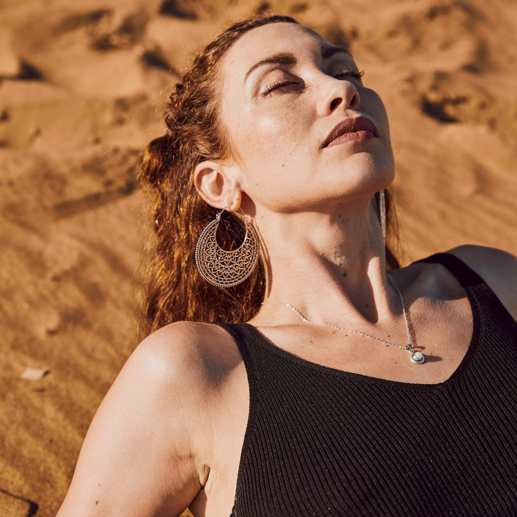 modelo con pendientes aro mandala Uma plata