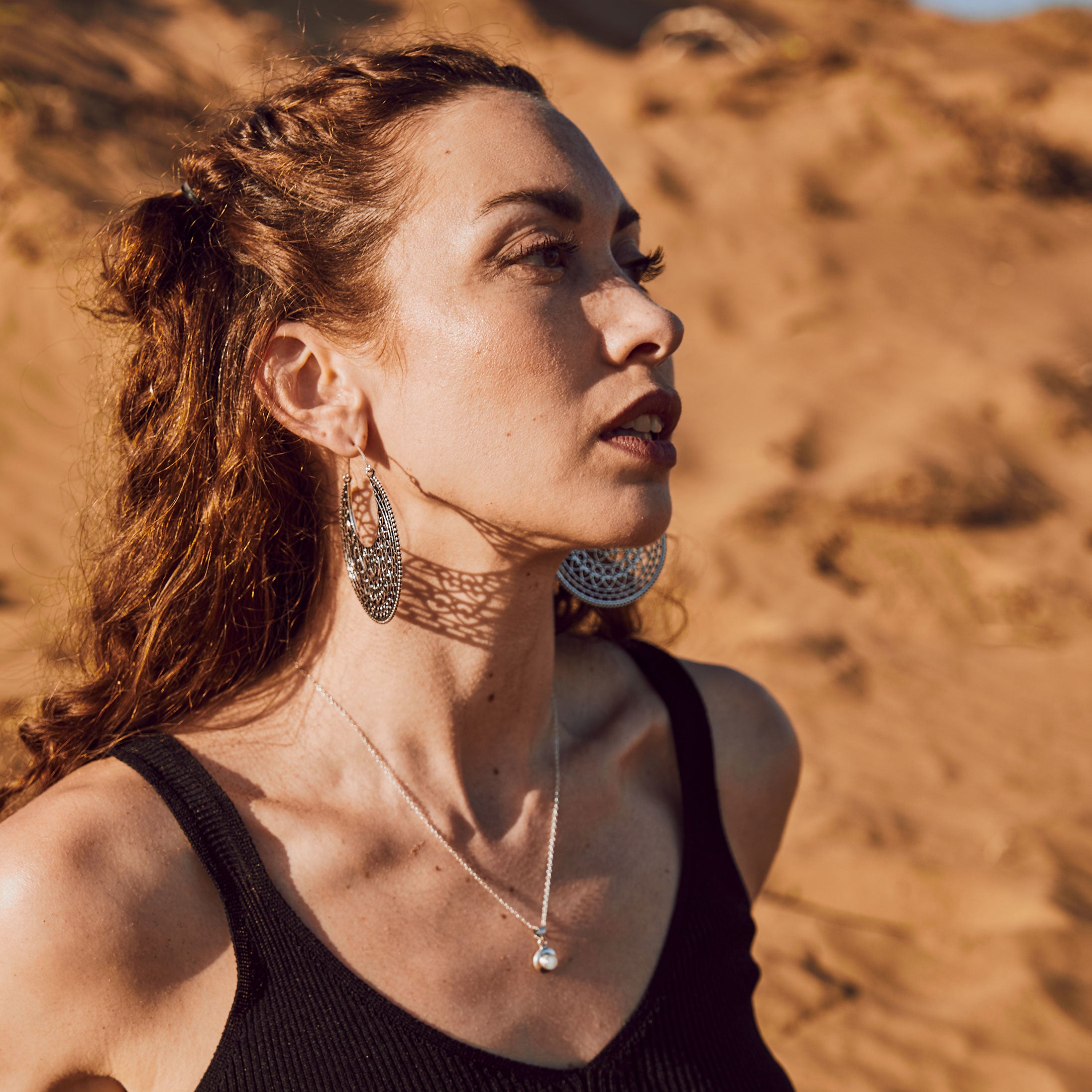 modelo con pendientes aro mandala Uma plata