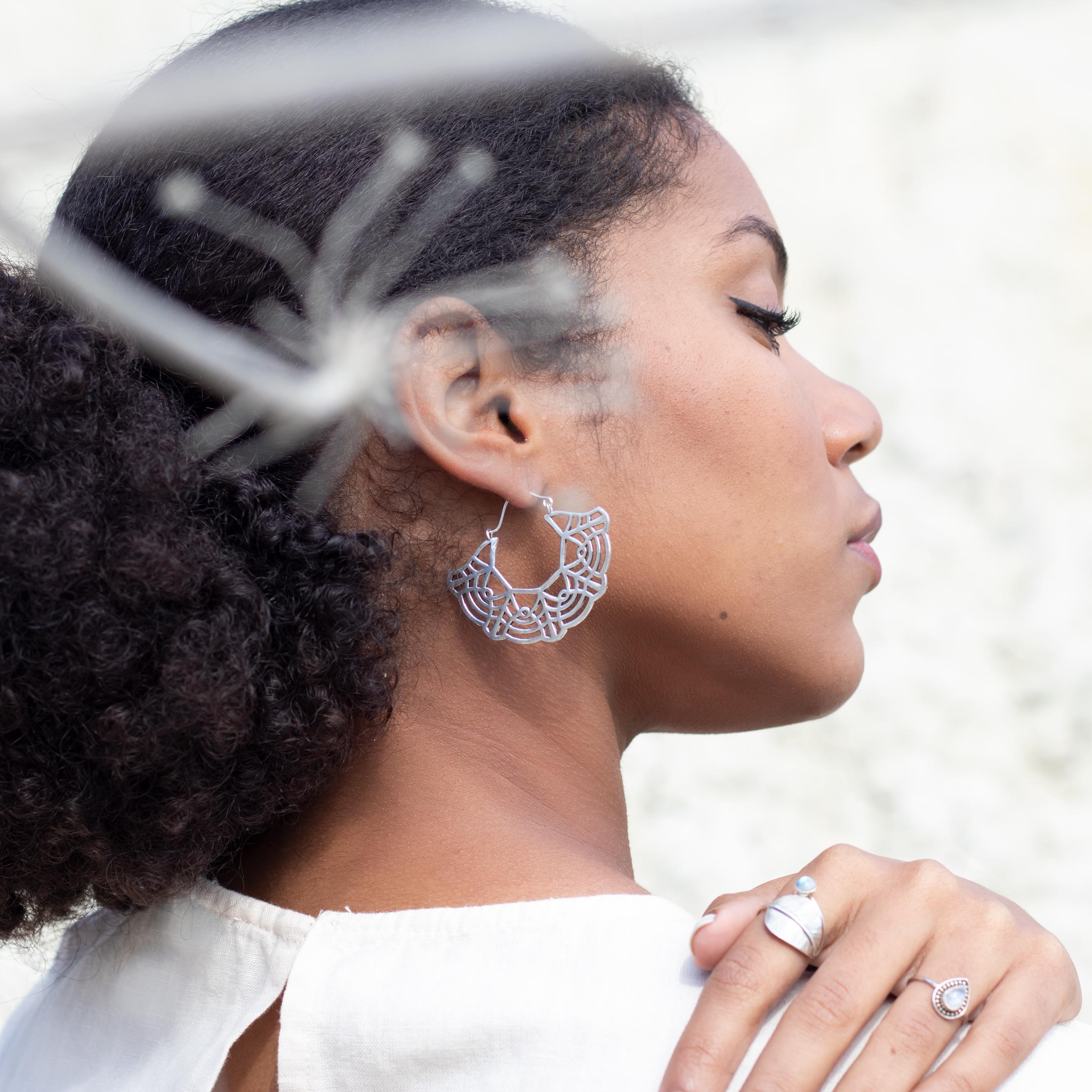 modelo con pendientes aro yali plata