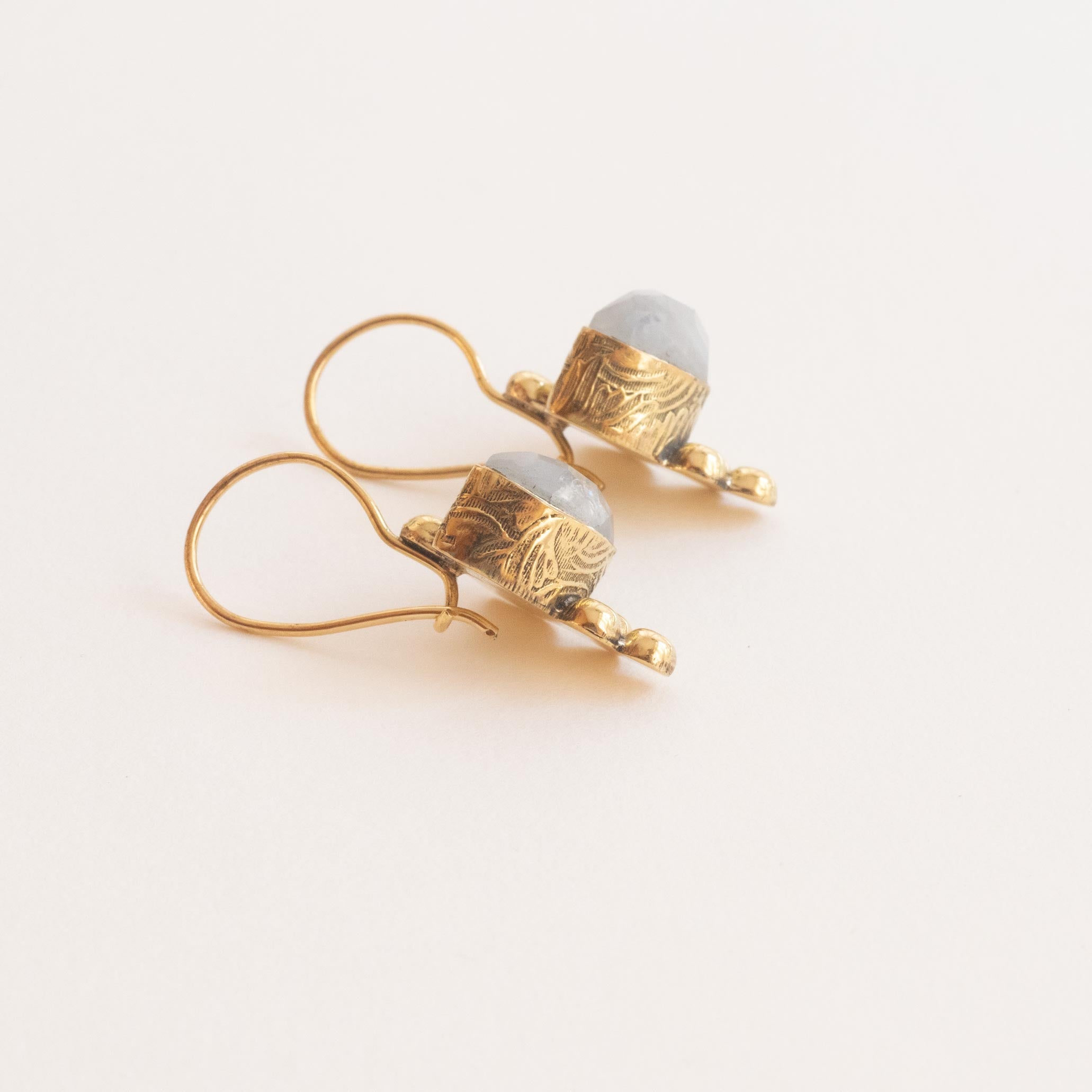 pendientes afrodita piedra lunar fondo blanco