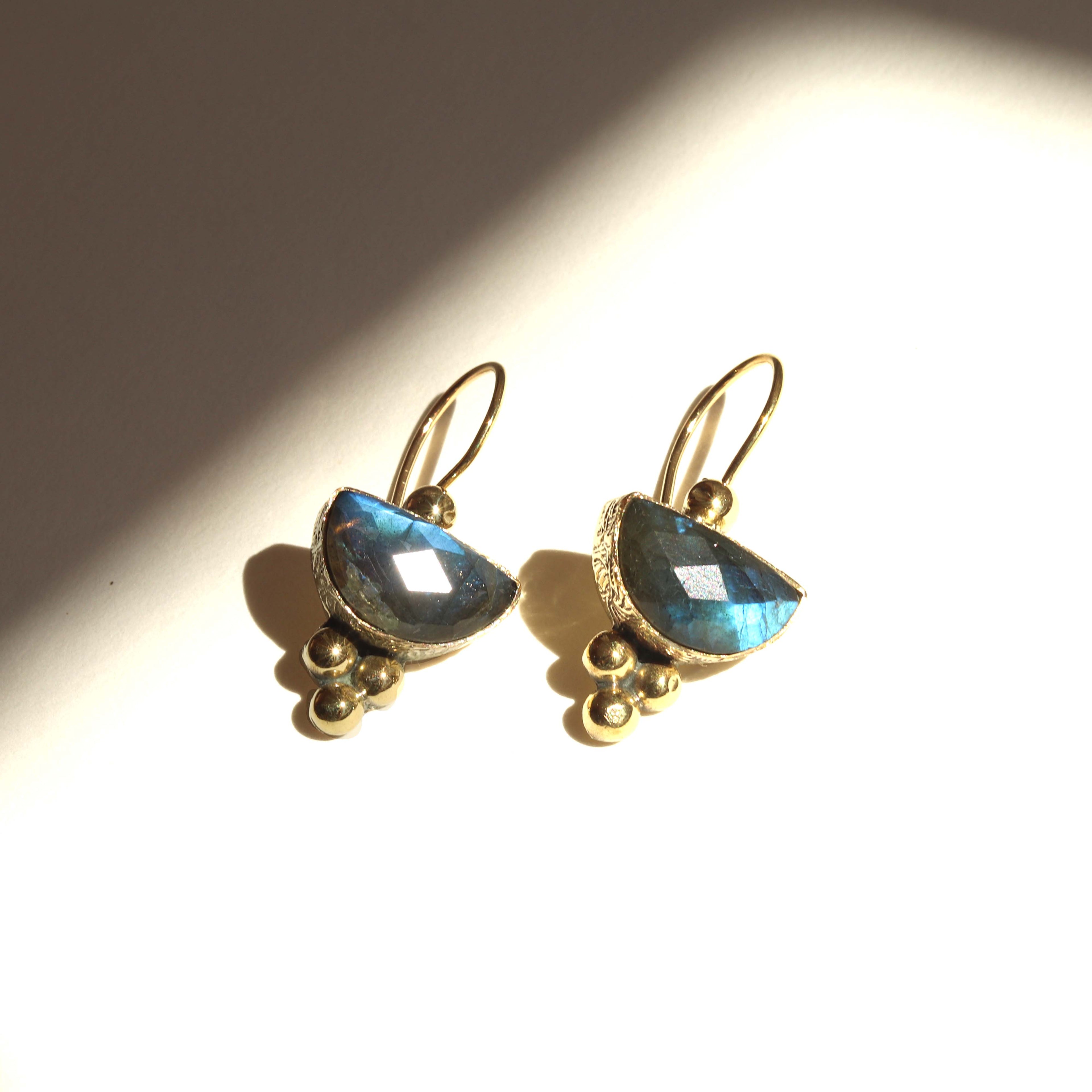 pendientes afrodita labradorita fondo blanco