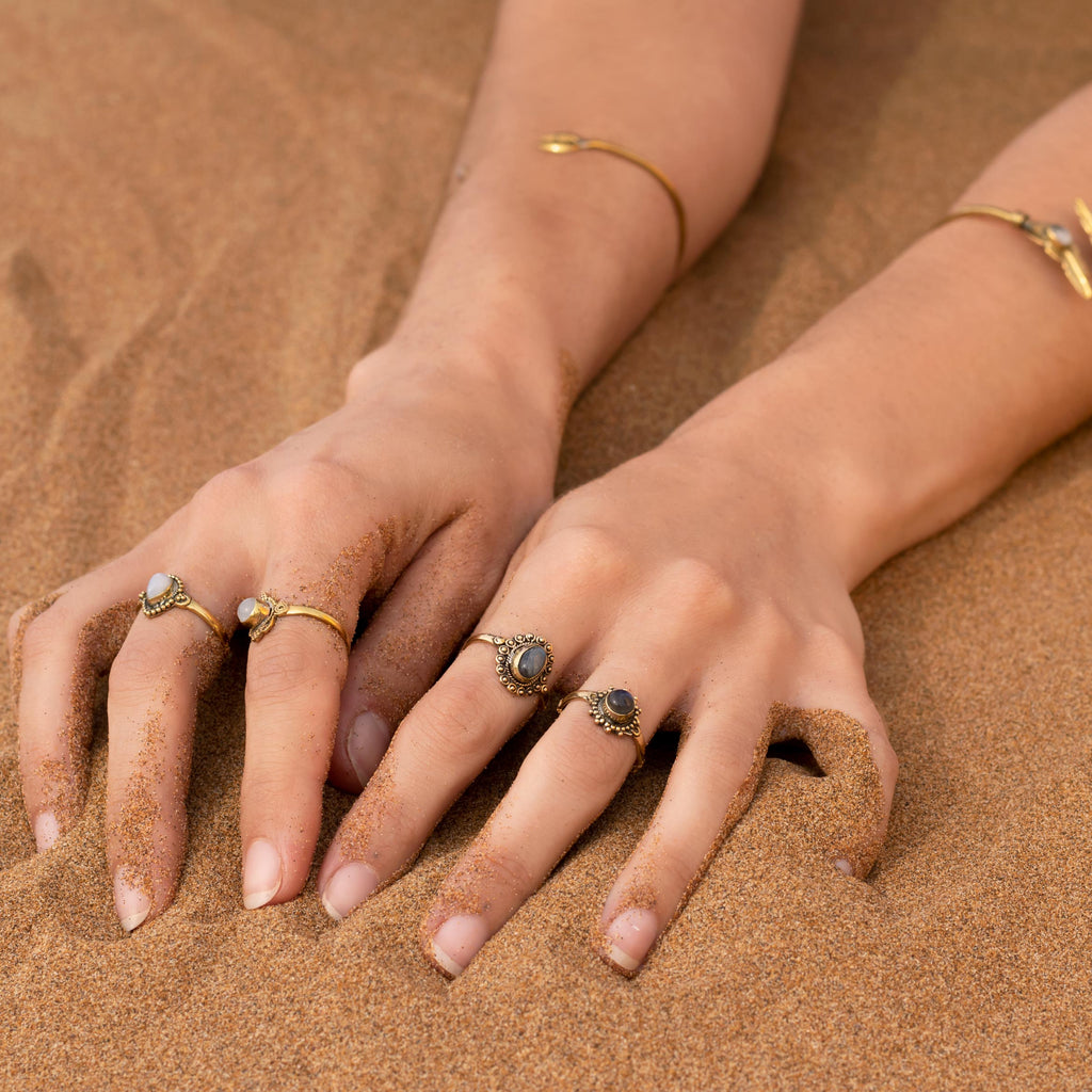 Foto manos modelo con anillos
