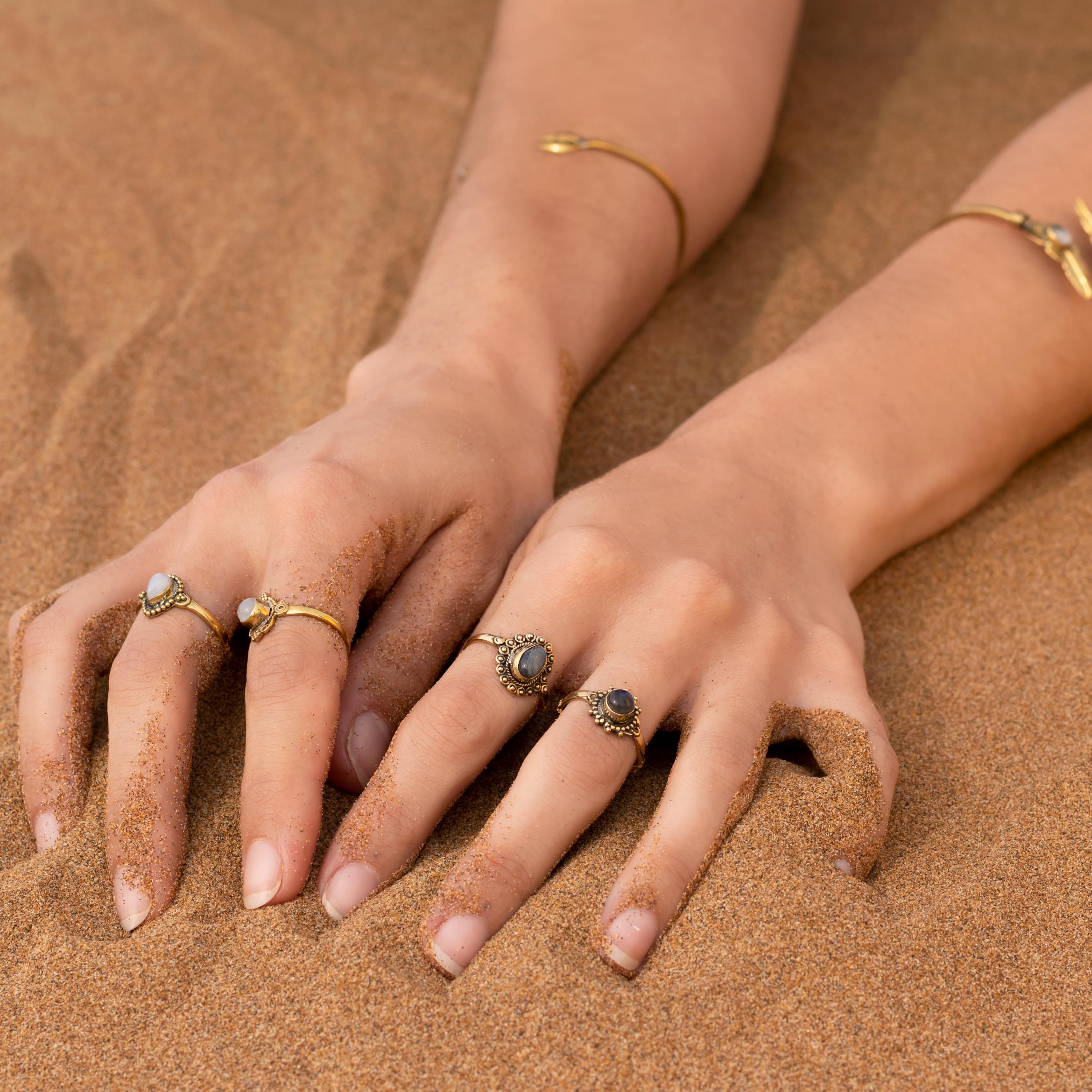 Foto manos modelo con anillos