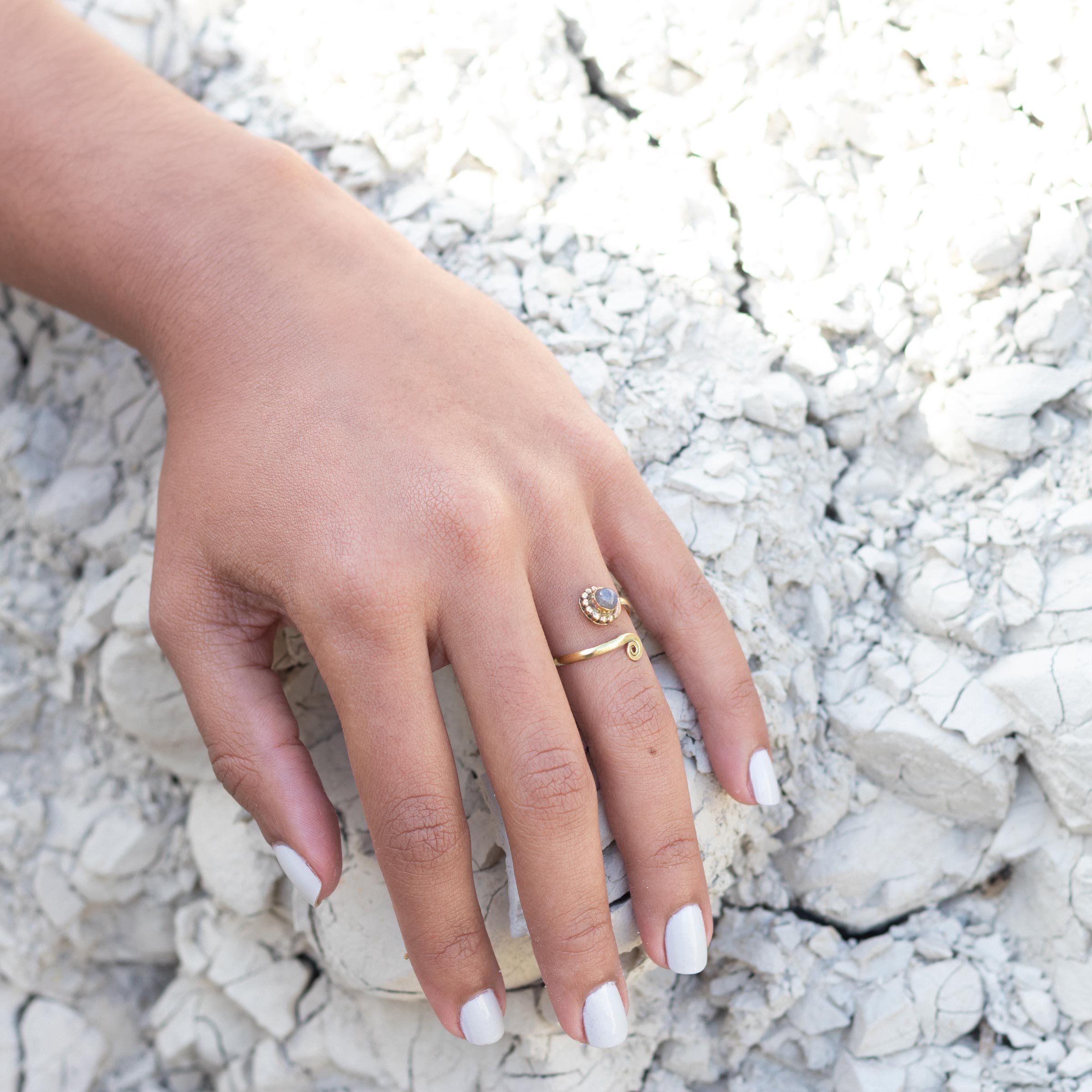 anillo ajustable dorado y piedra lunar Uma