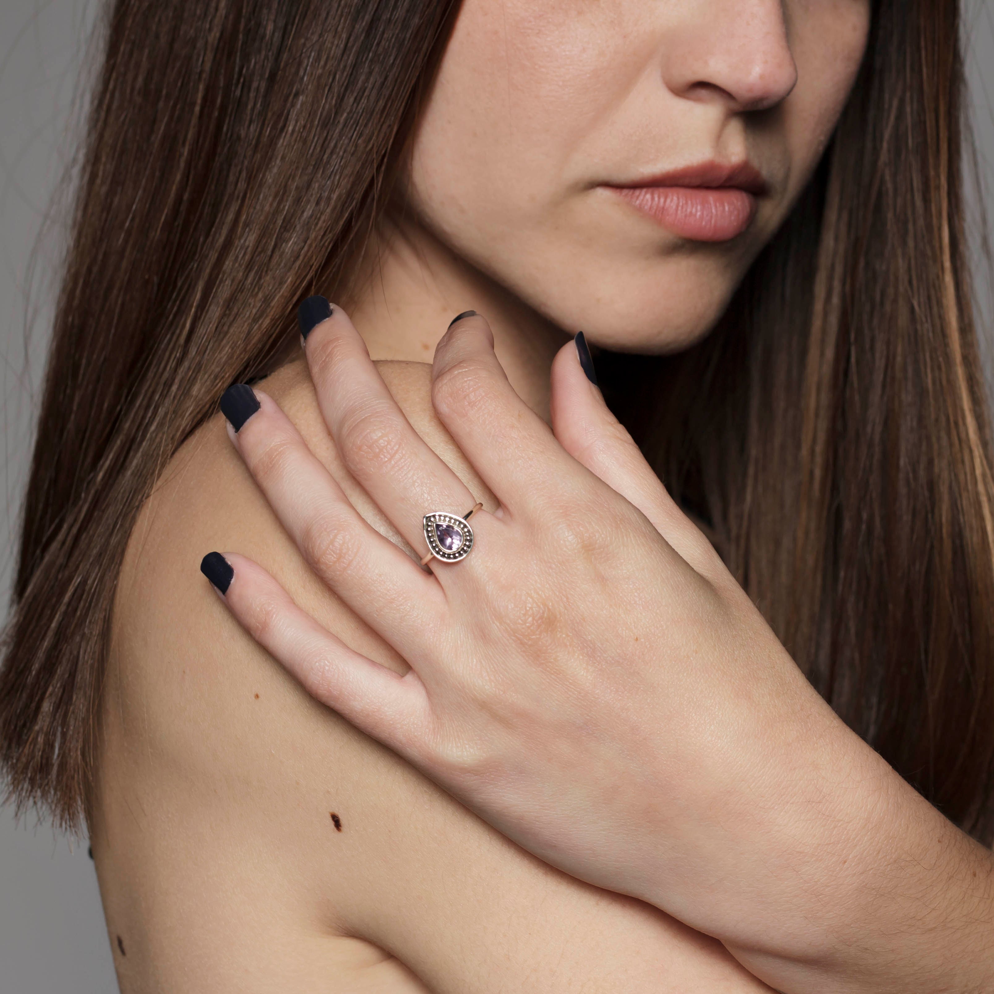 modelo con anillo Gaia amatista