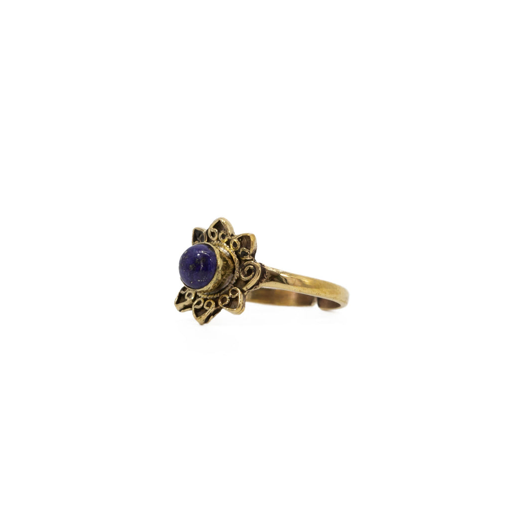 anillo rose lapislazuli dorado en fondo blanco
