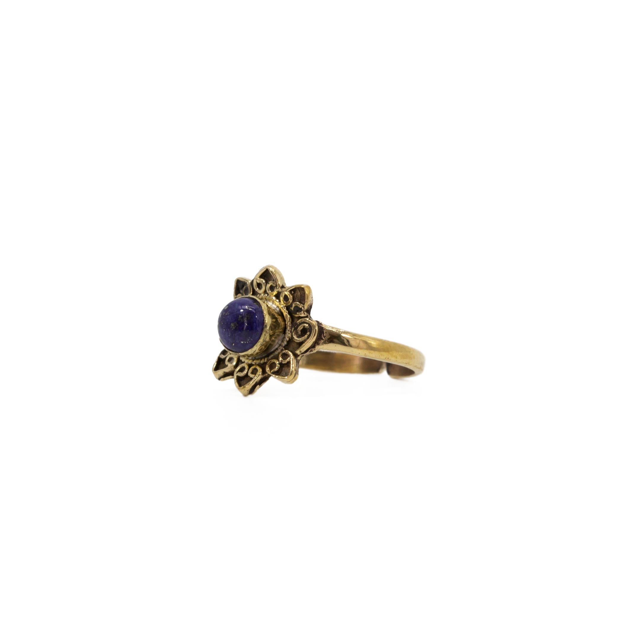 anillo rose lapislazuli dorado en fondo blanco