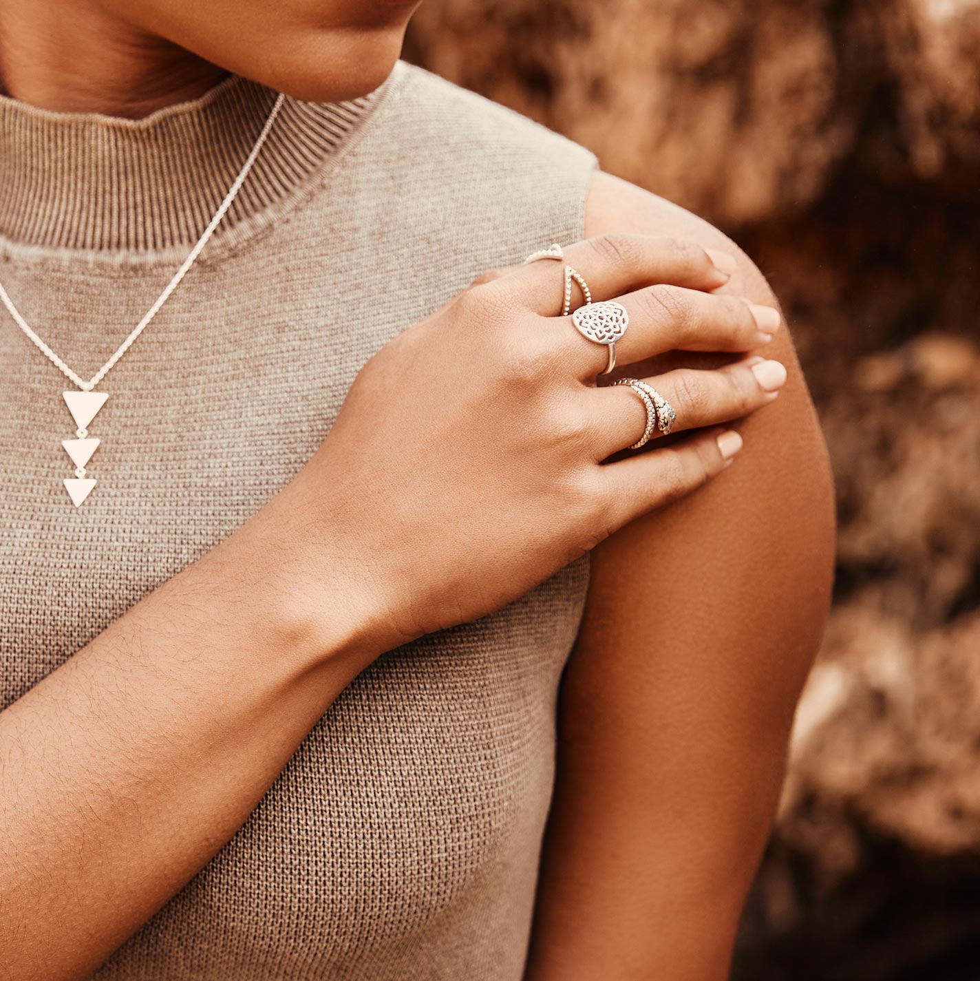 modelo con anillo serpent y kali en plata