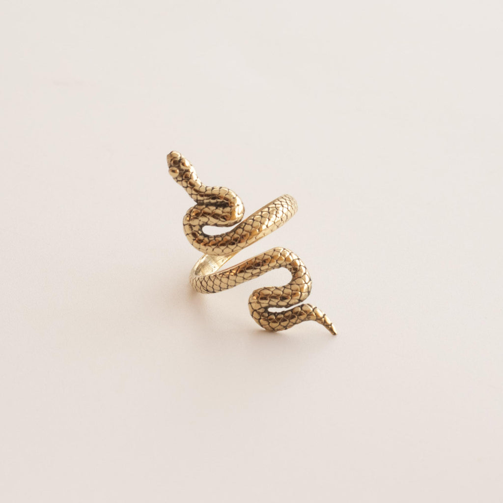 Anillo Naga de serpiente en dorado fondo blanco