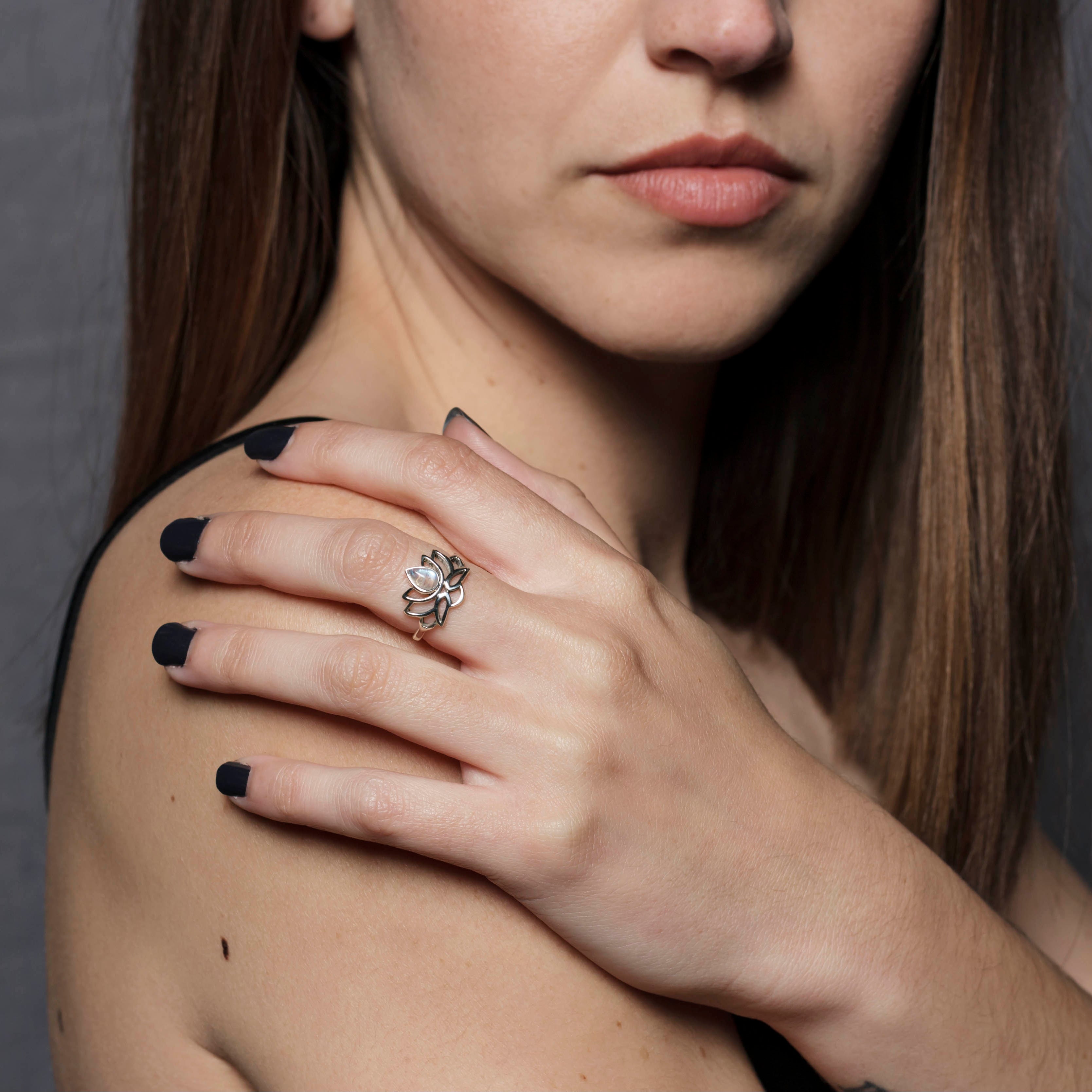 modelo con Anillo loto plata