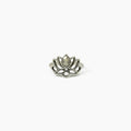 Anillo loto plata piedra lunar con fondo blanco