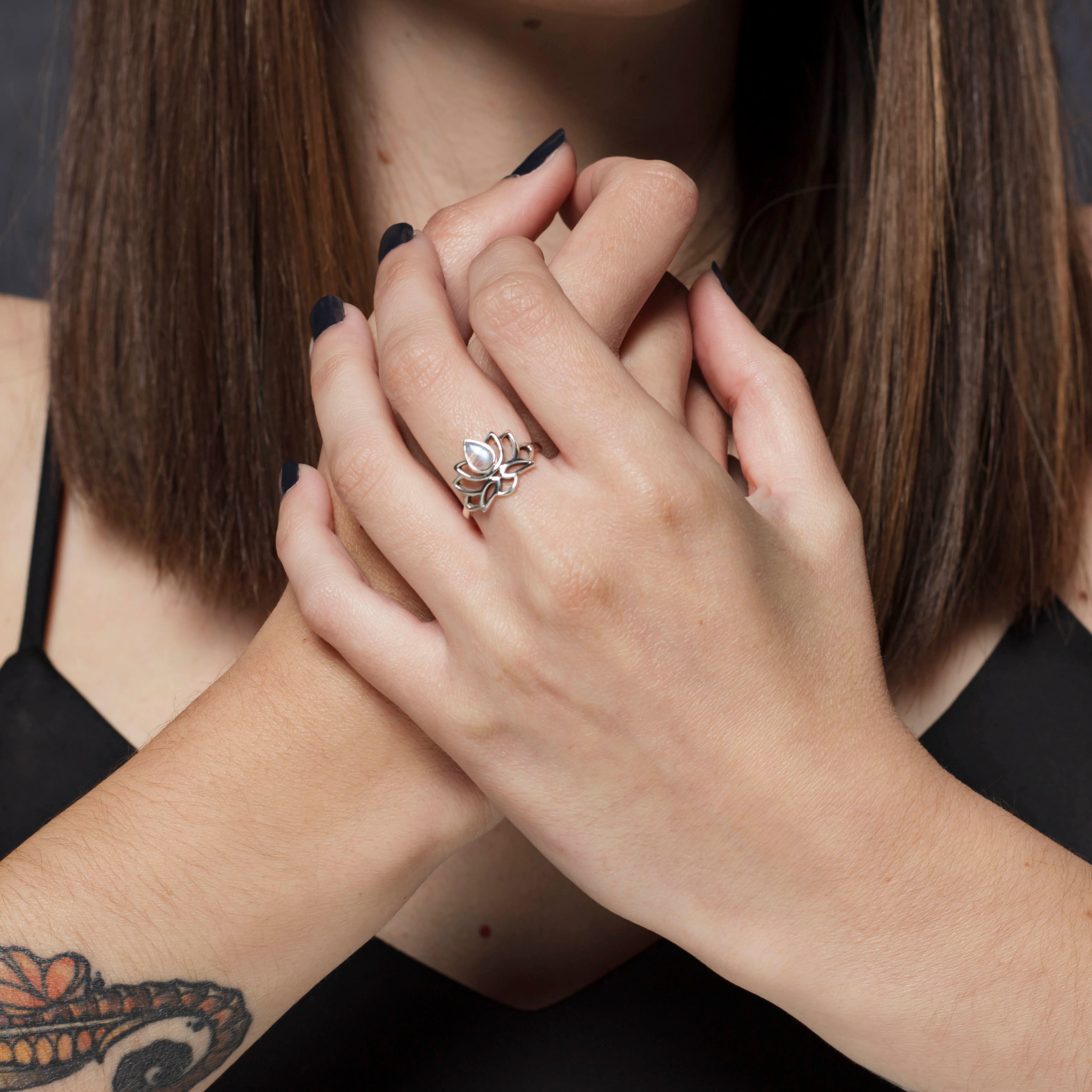 Modelo con Anillo loto plata moonstone