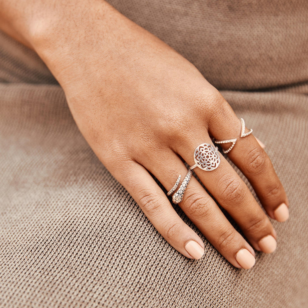 modelo con anillo serpent y kali en plata