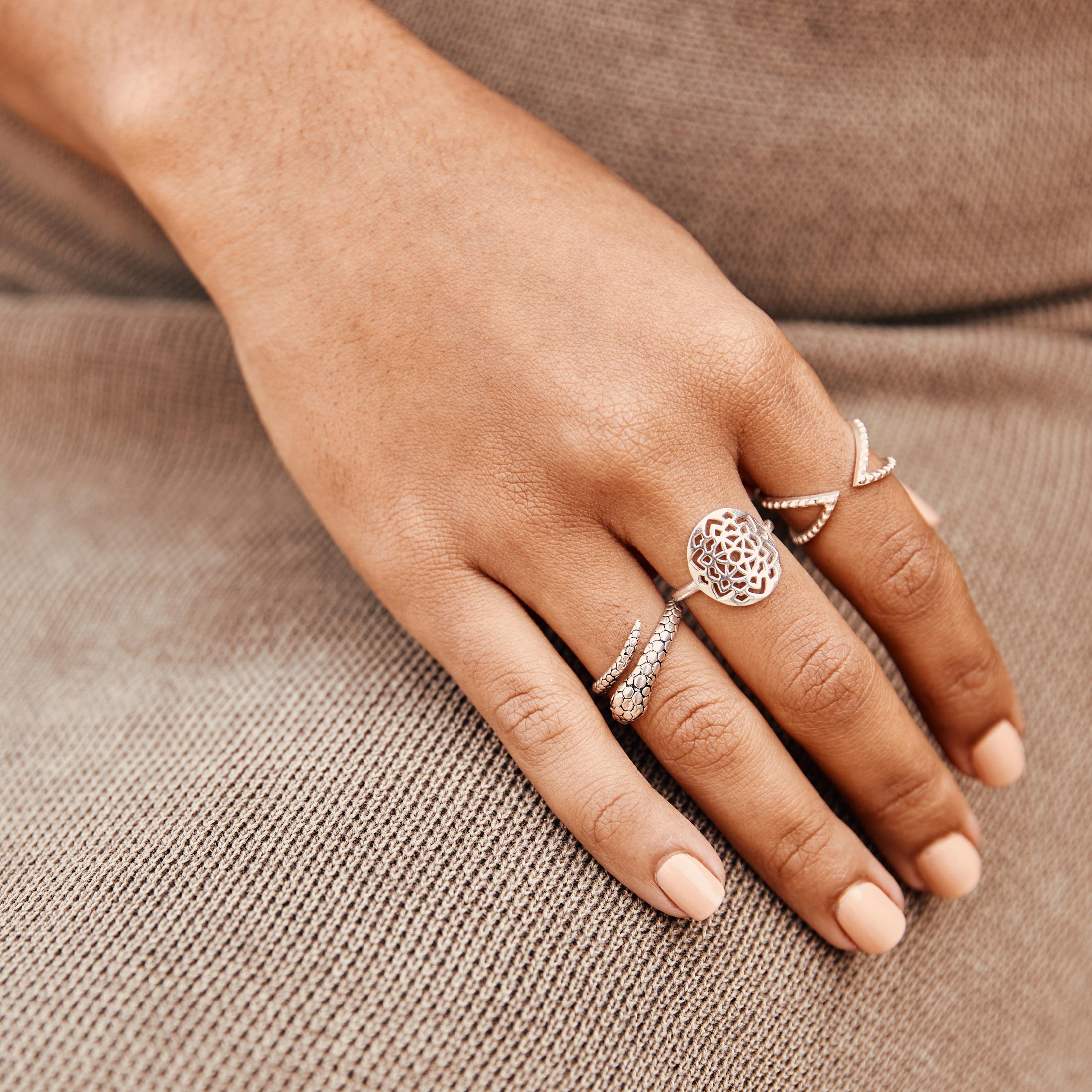 modelo con anillo serpent y kali en plata