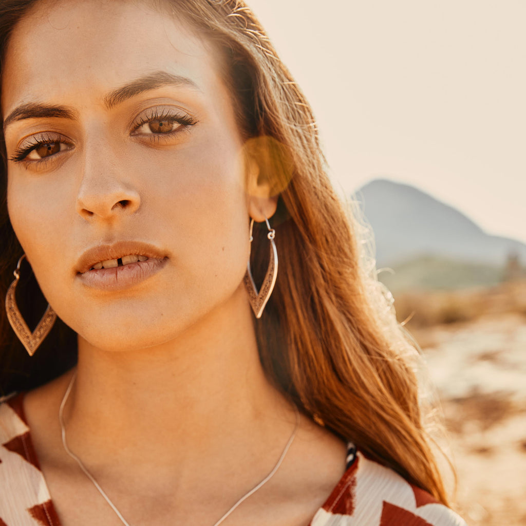 modelo con pendientes de aro plateados Anja