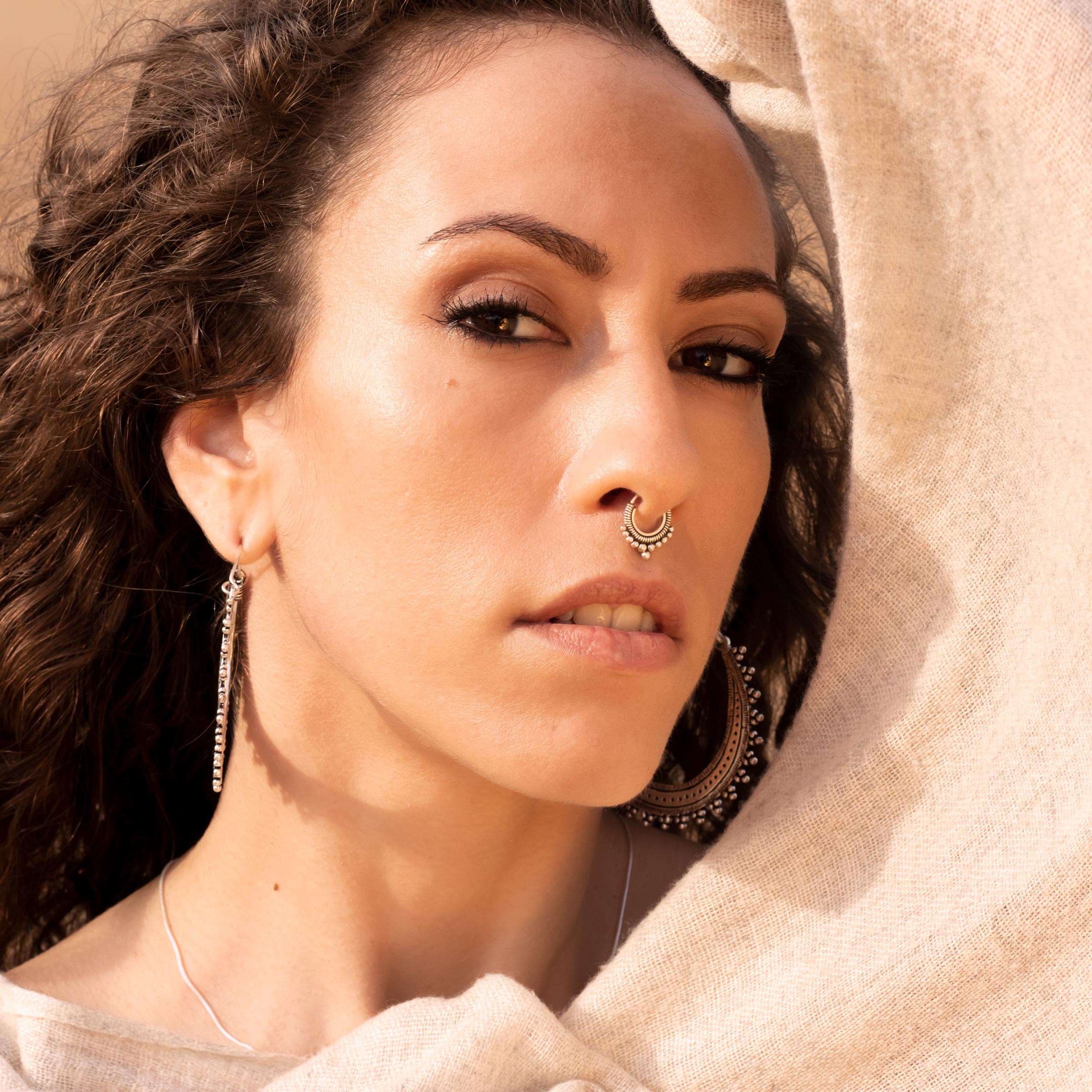 modelo con aros afghan y Maya septum piercing plata