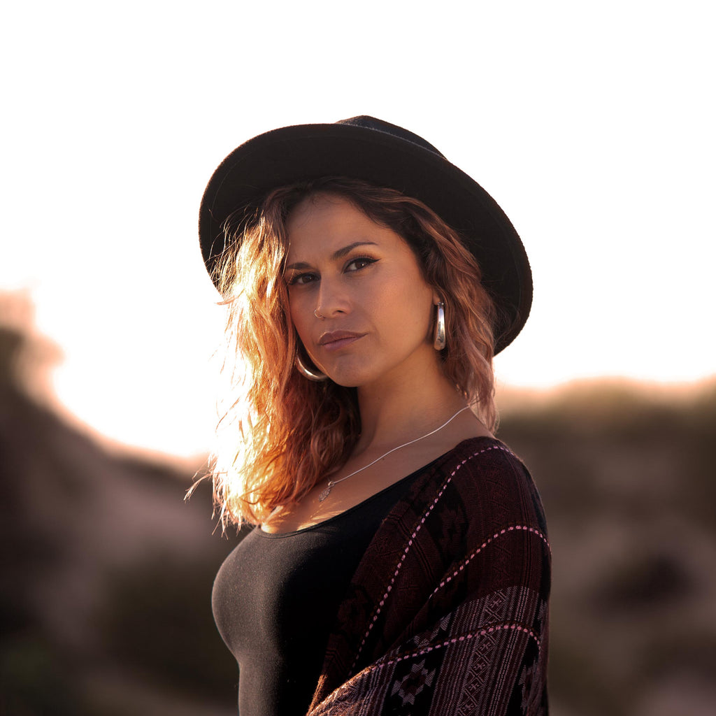 modelo con aros mia xl