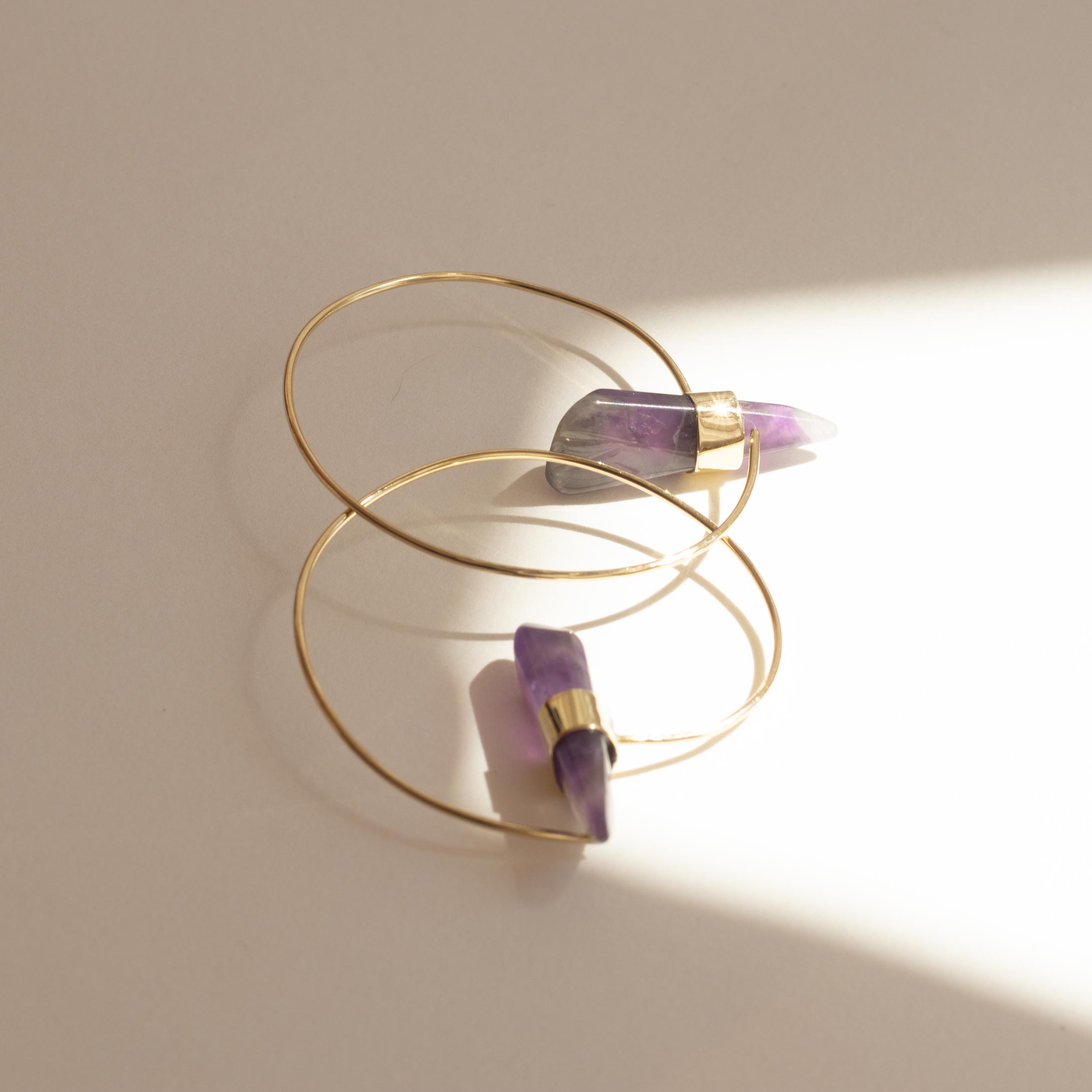 aros amatista dorado en fondo blanco
