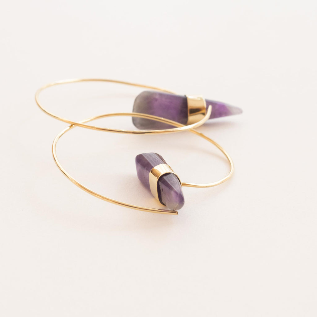 aros amatista oro fondo blanco