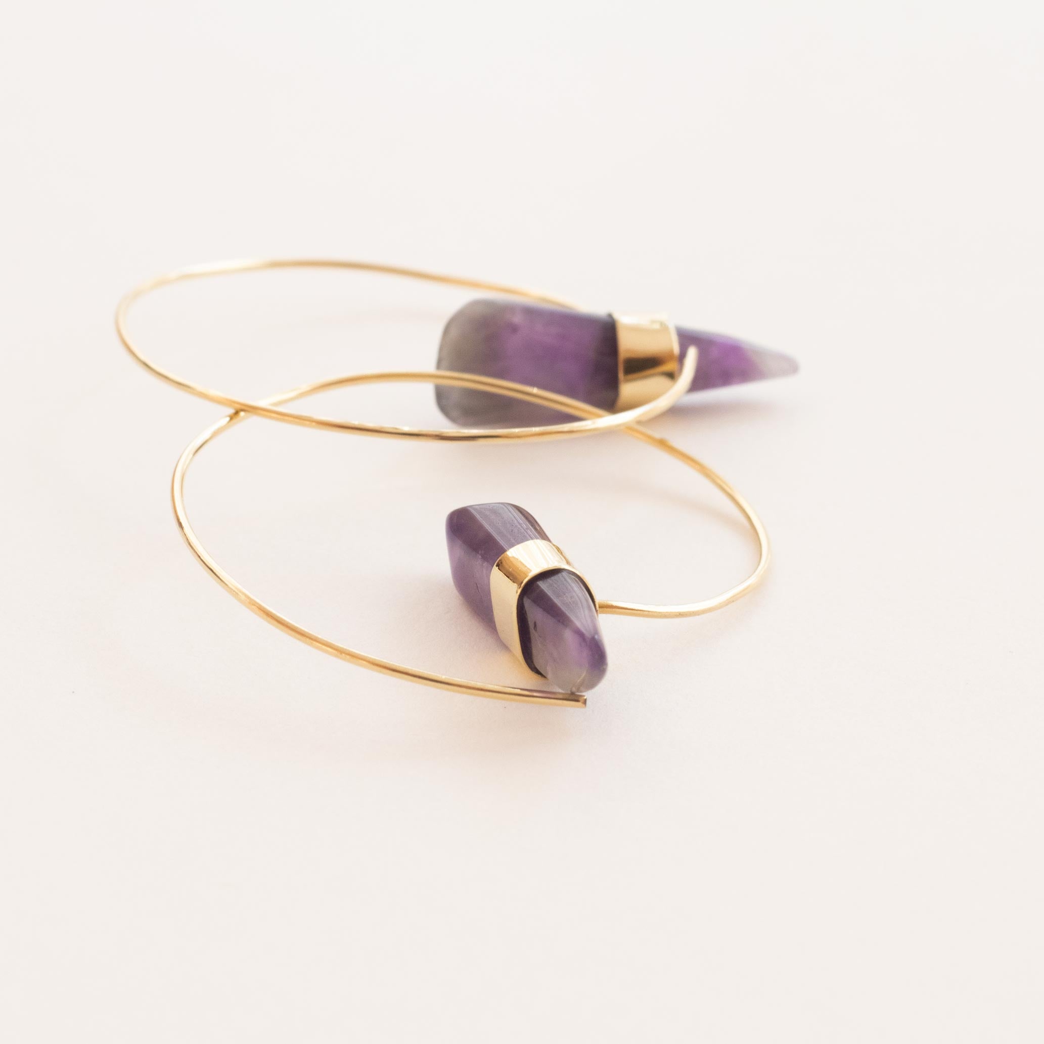 aros amatista oro fondo blanco