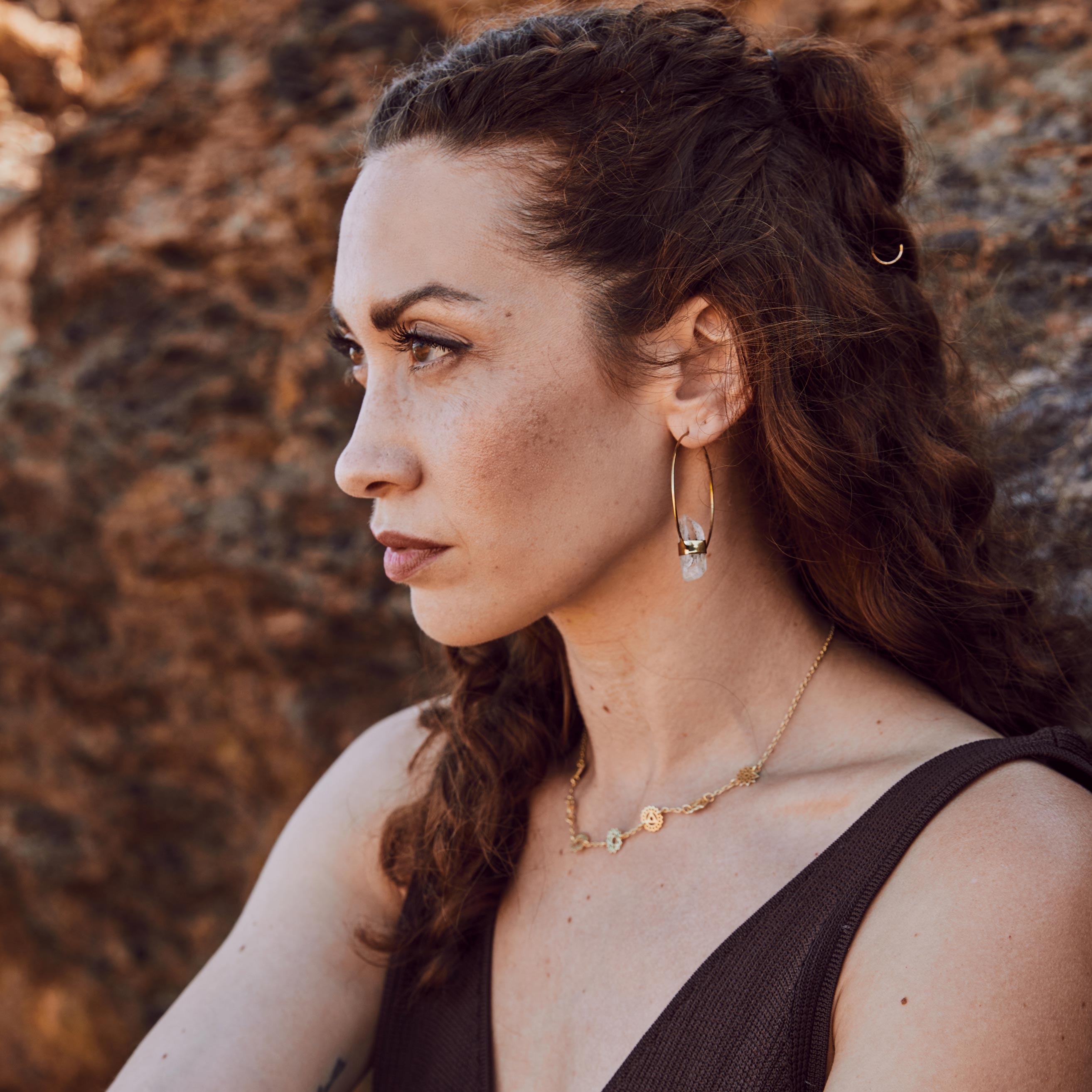 modelo con pendientes de aro cuarzo y choker chakras