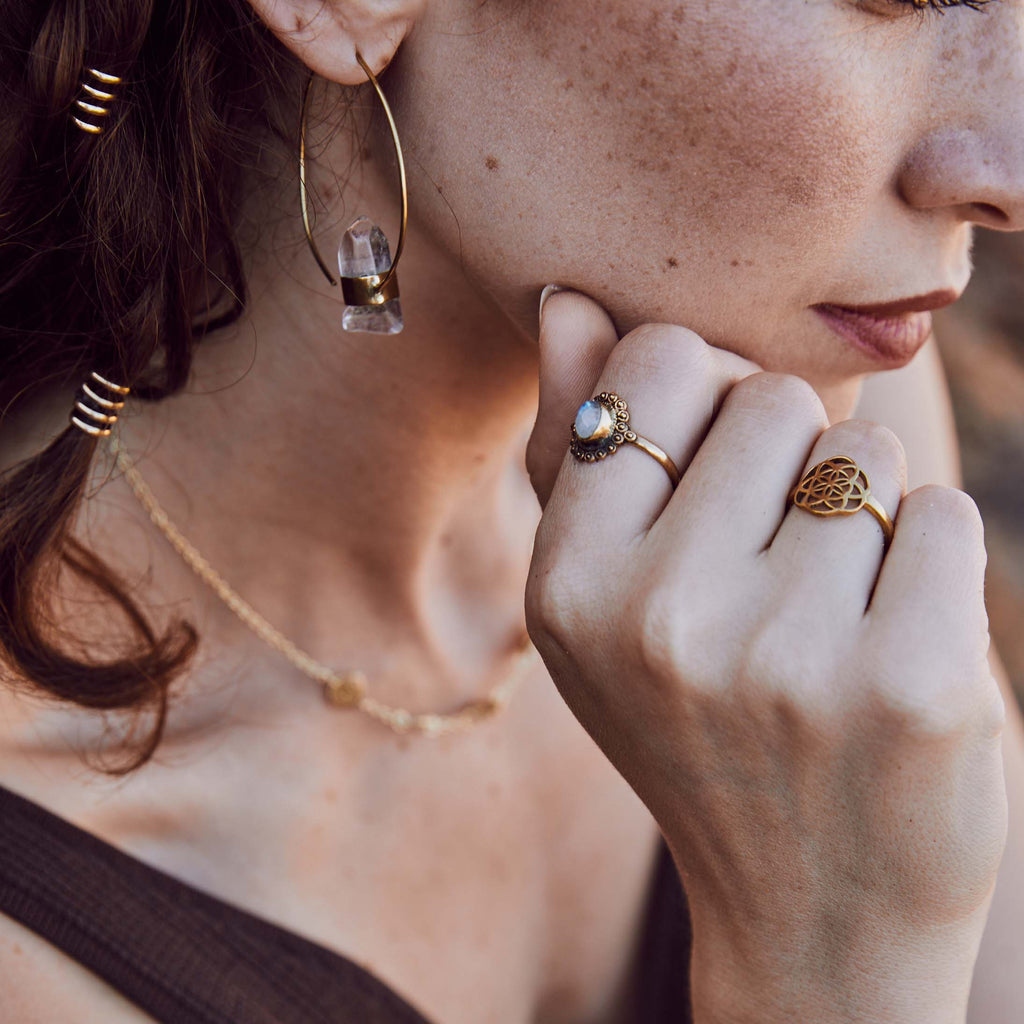 detalle modelo con aroz cuarzo y anillos