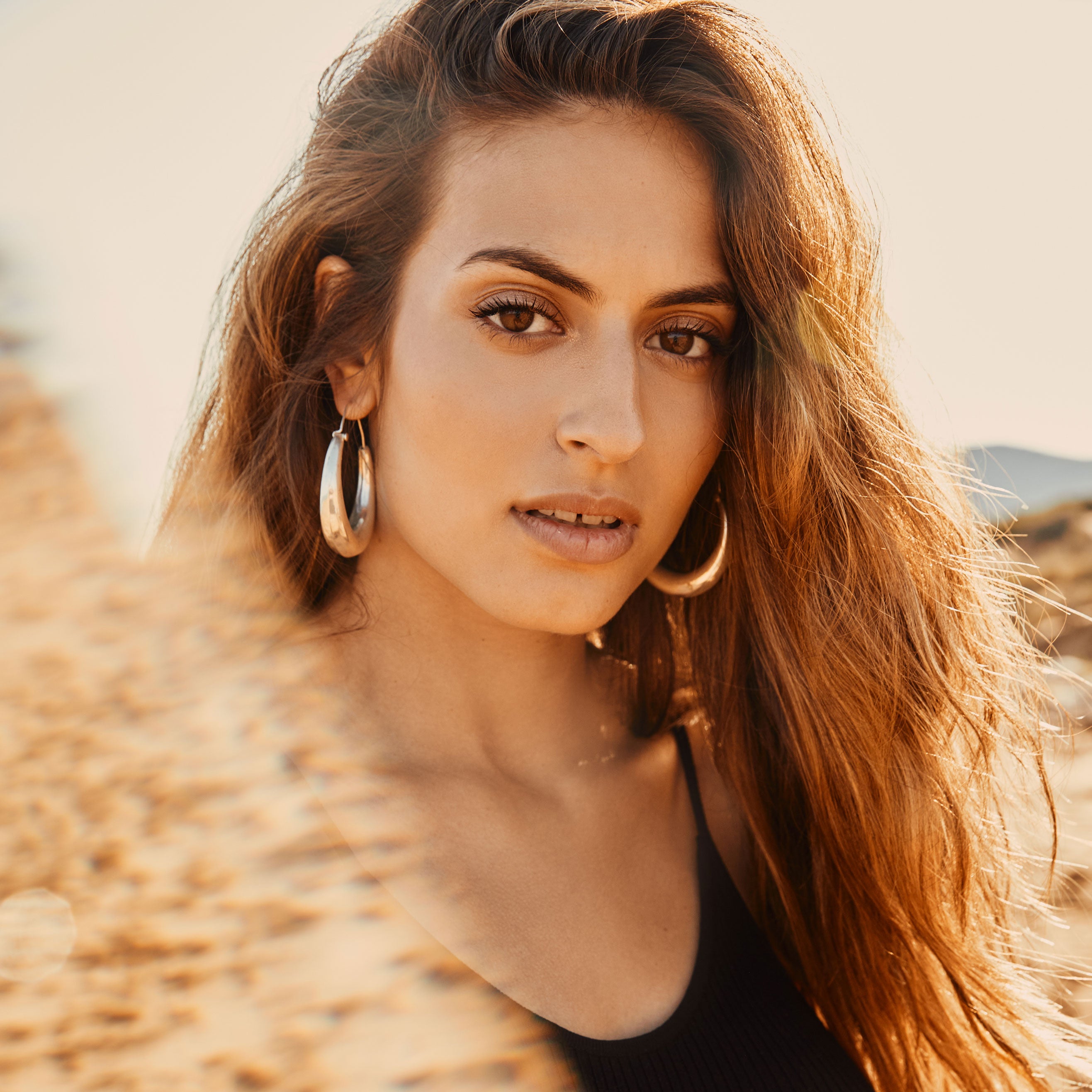 modelo con pendientes Mia XL