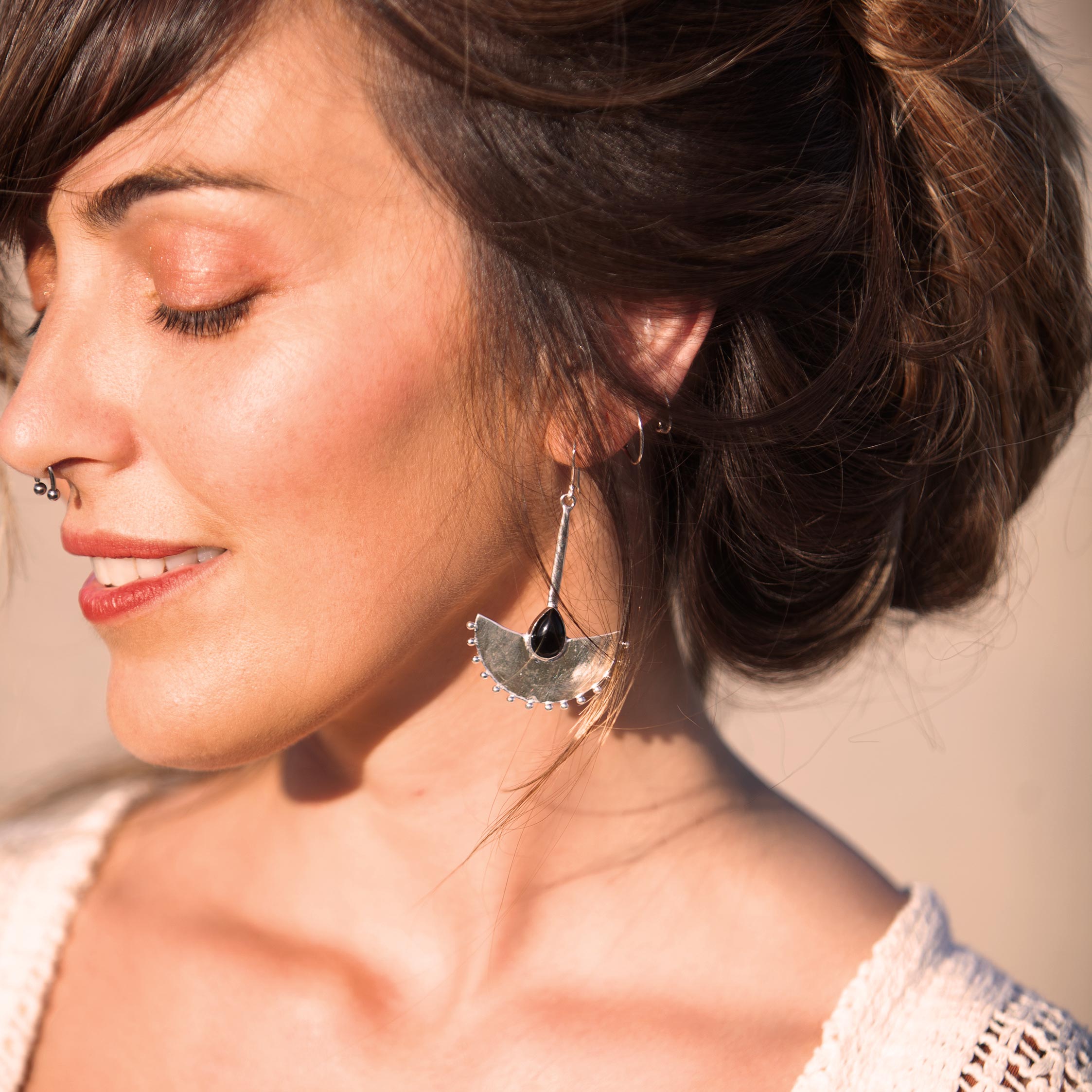 modelo con pendientes oniria onix plata