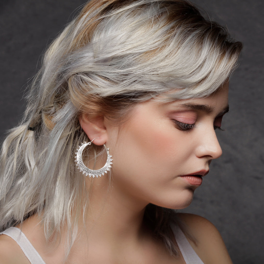 modelo con pendientes de aro Afghan plata