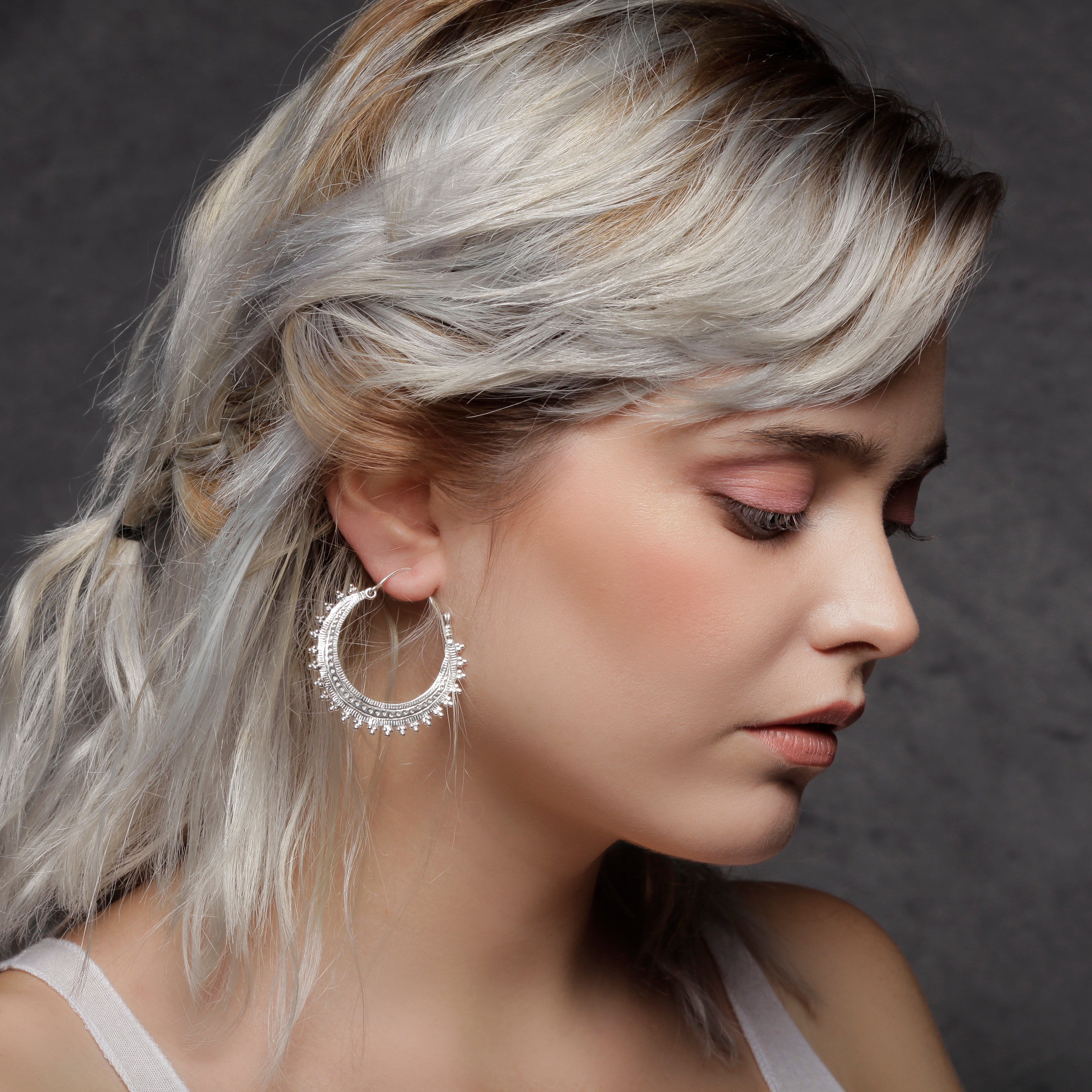 modelo con pendientes de aro Afghan plata