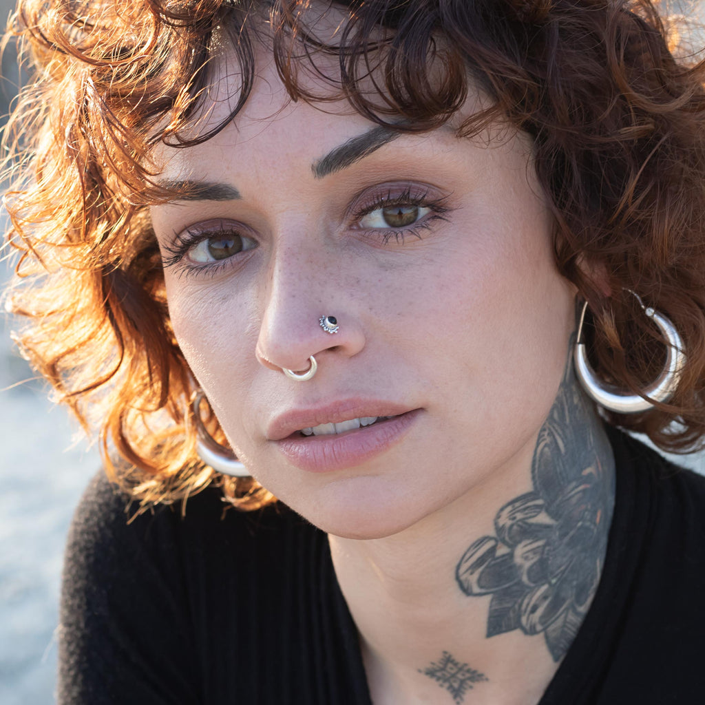 modelo con pendientes de aro mia, piercing Lia y septum chandra plata