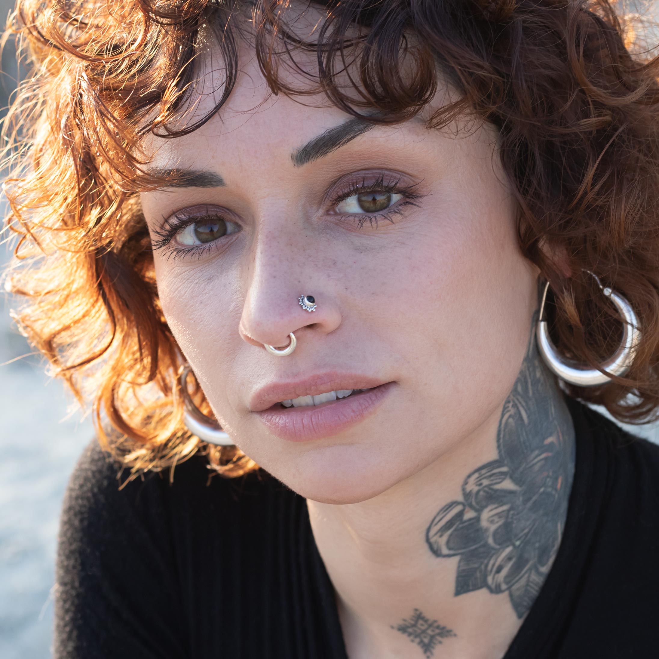 modelo con pendientes de aro mia, piercing Lia y septum chandra plata