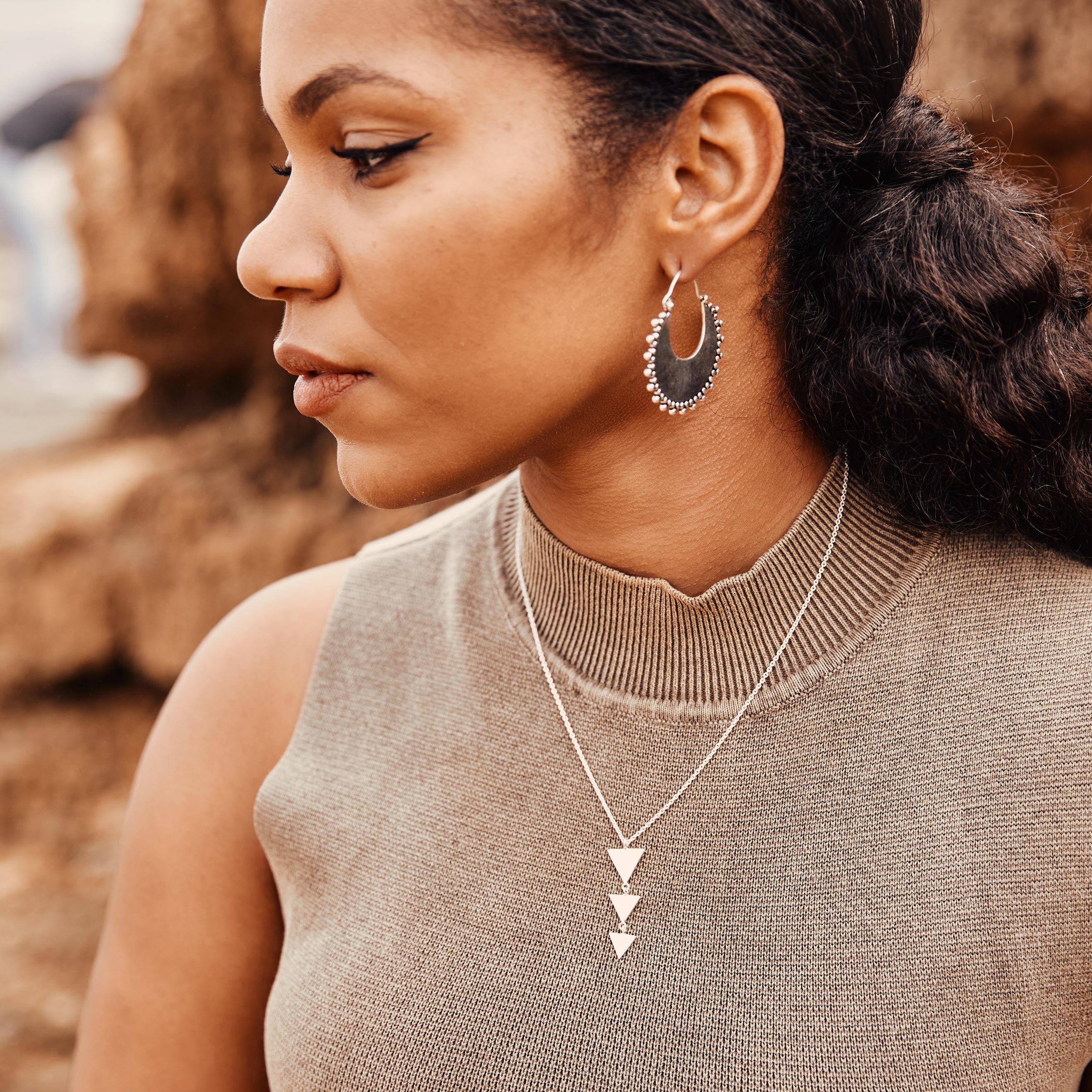 modelo con pendientes aro Nara y collar Nai