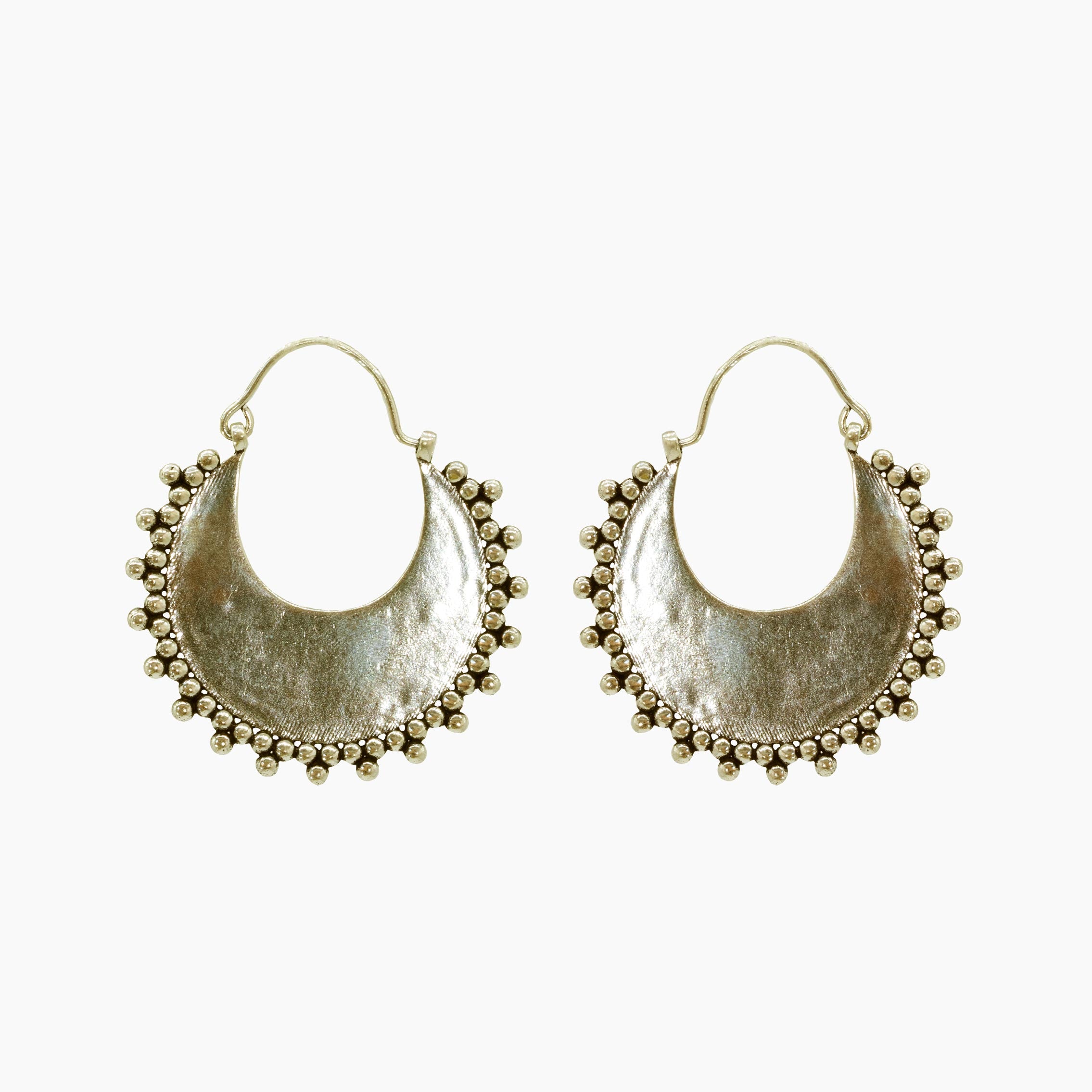 Pendientes Nara dorado fondo blanco