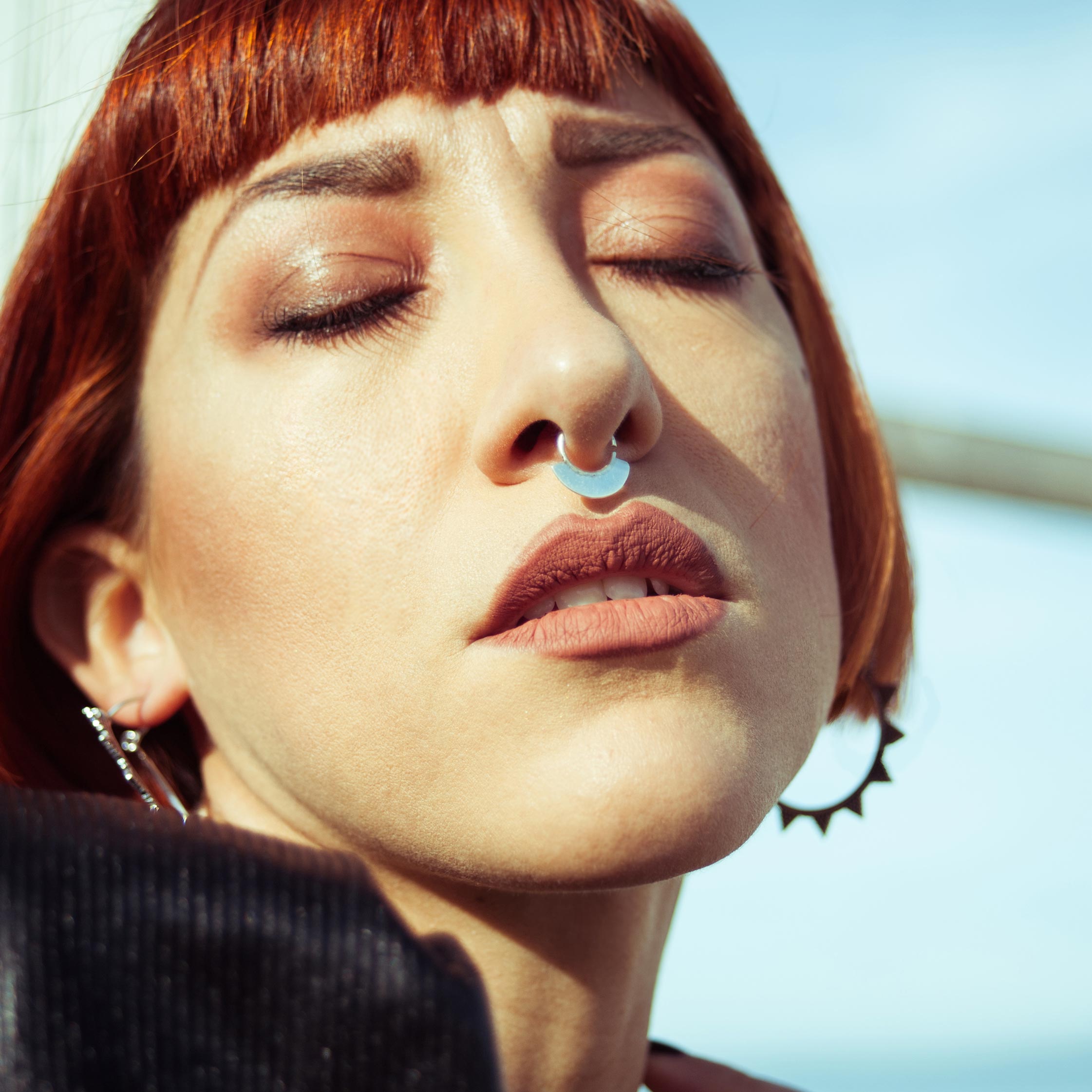 modelo con septum piercing azteca y pendientes cira