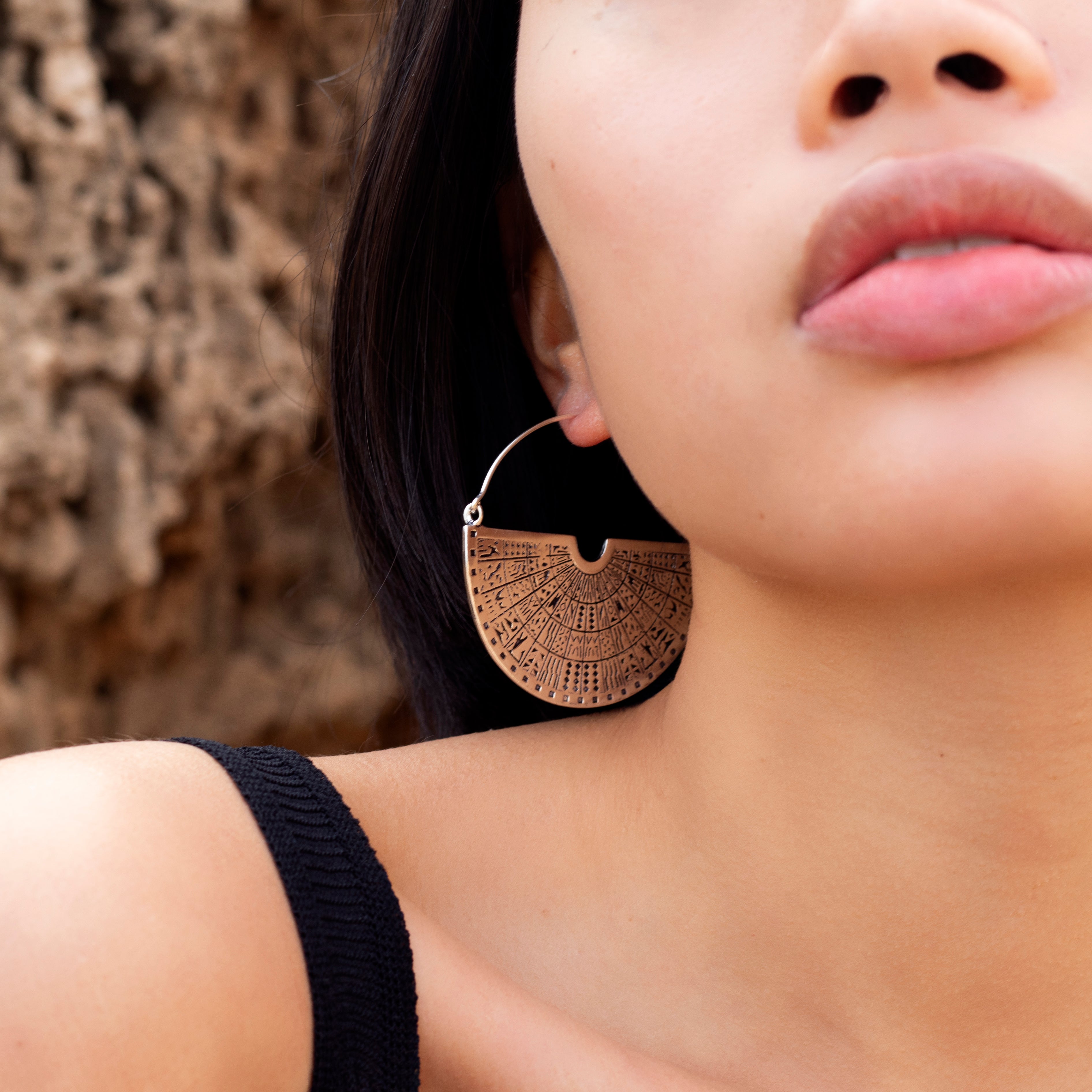 modelo con modelo con pendientes azteca plateado