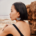 modelo con pendientes azteca dorado