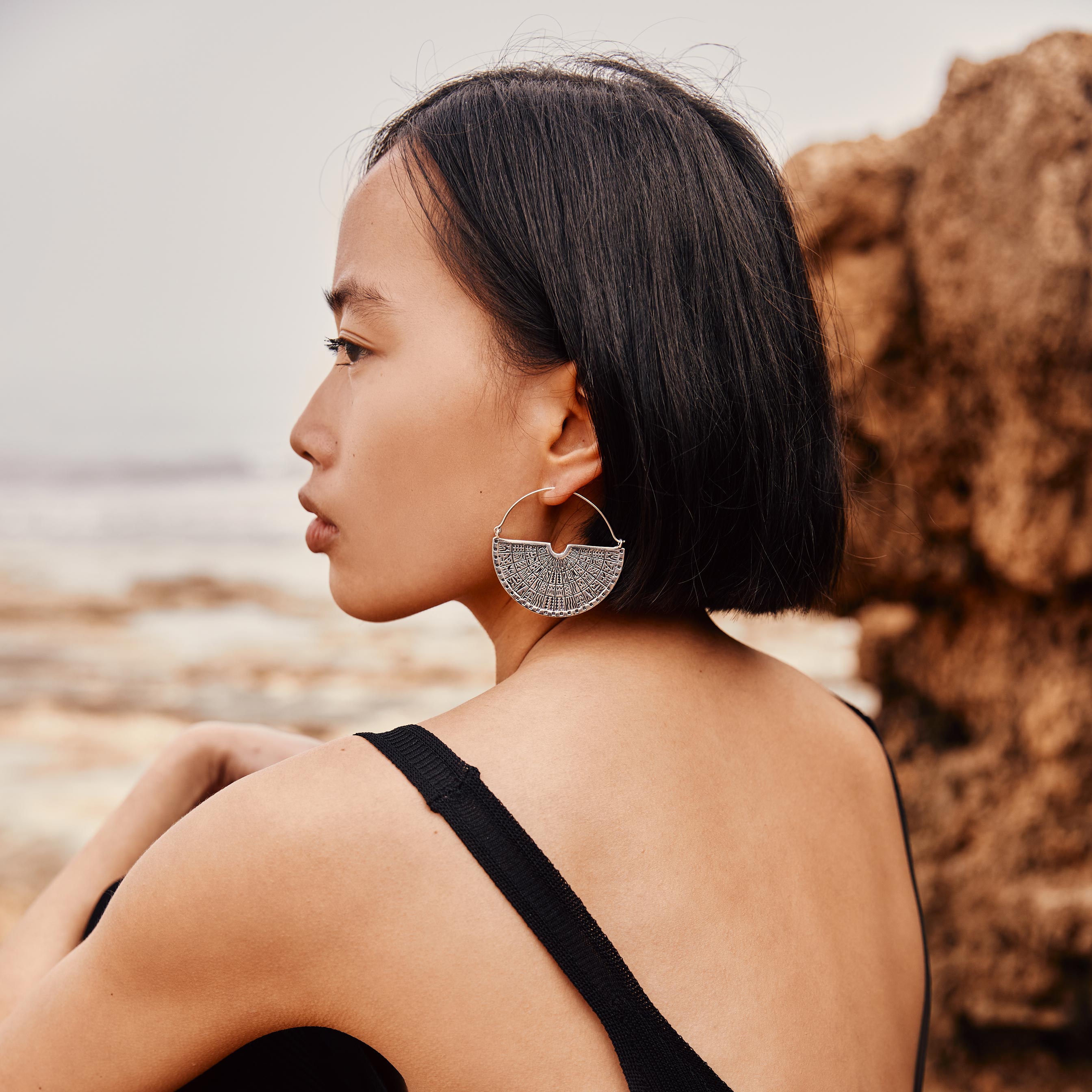 modelo con pendientes azteca dorado