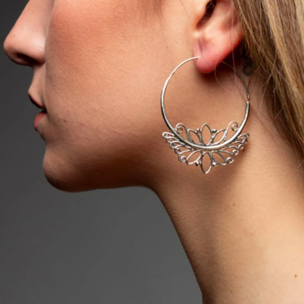 modelo con pendientes de aro Bela plata