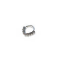 septum piercing plata fondo blanco