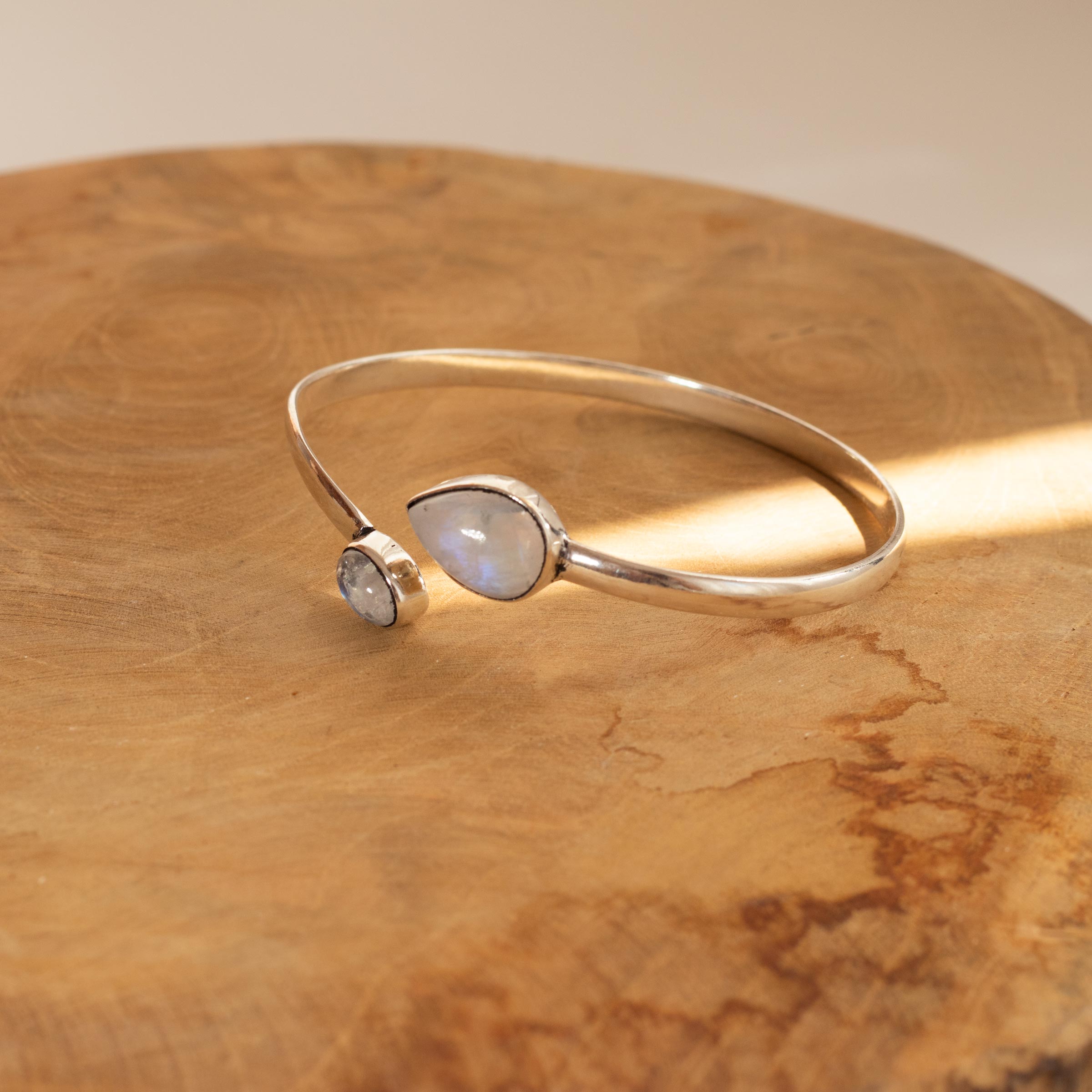 brazalete piedra luna keira fondo madera