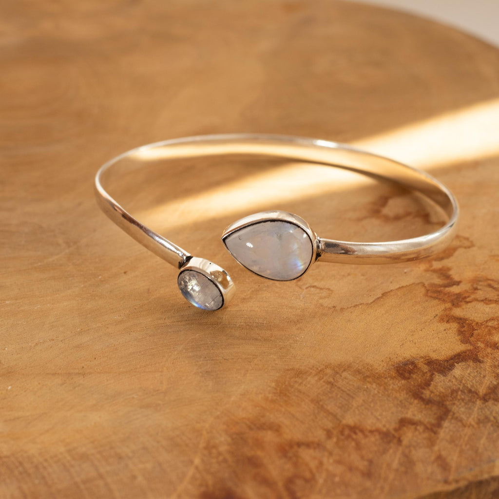 brazalete piedra luna keira fondo madera