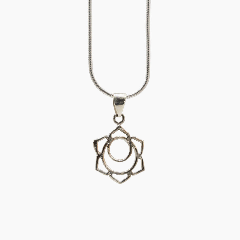Charm Chakra Svadhisthana Plata de ley fondo blanco