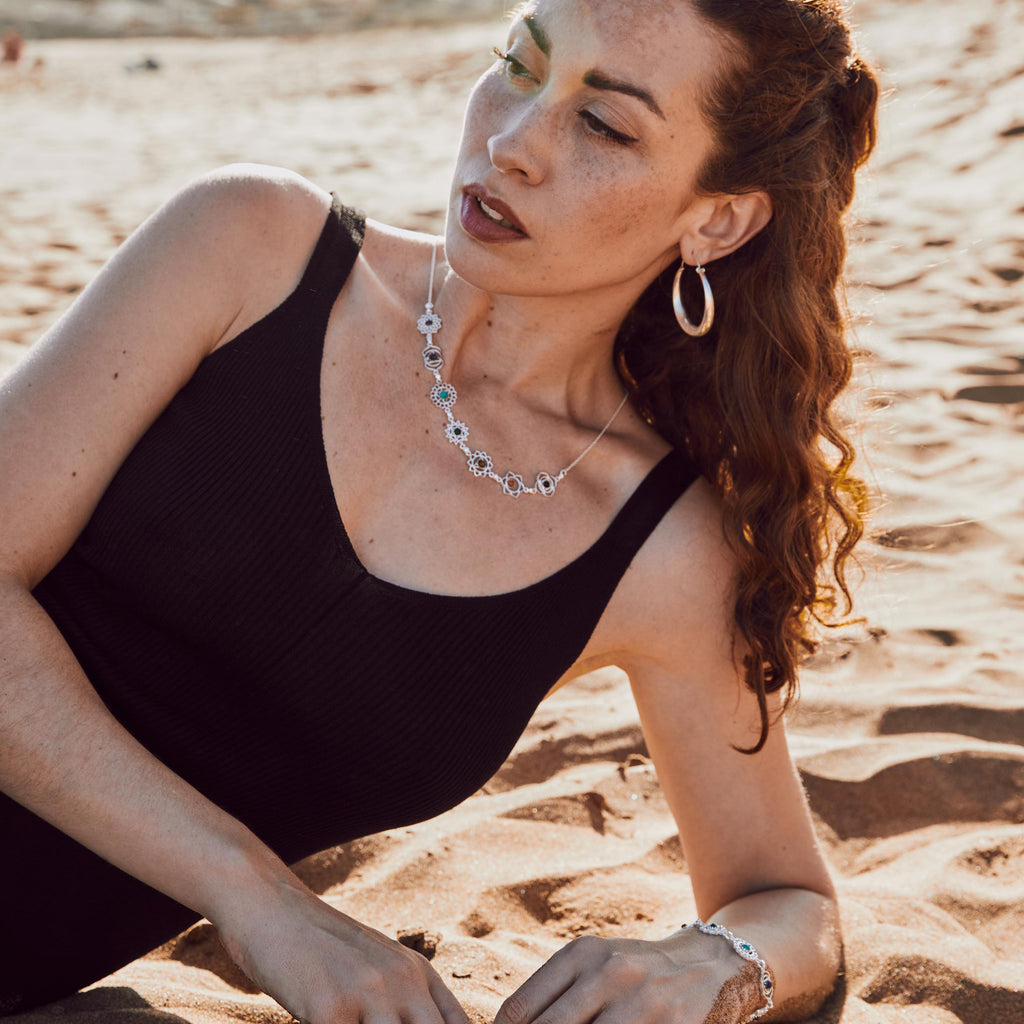 modelo con choker chakras y pendientes lia