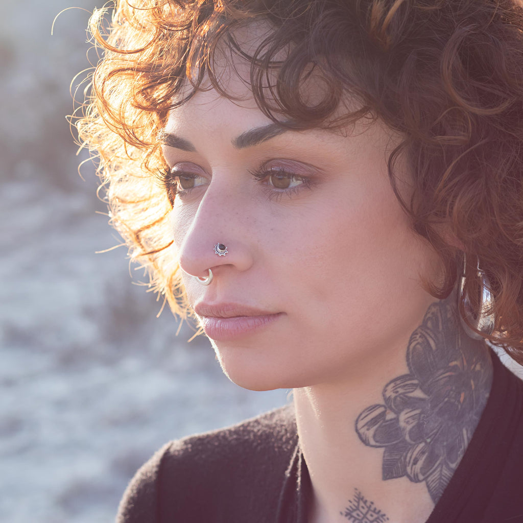 modelo con chandra septum piercing plata