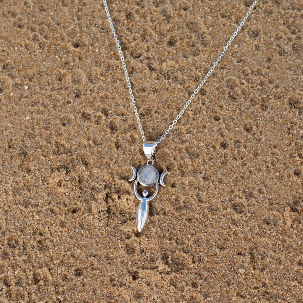 colgante chandra piedra lunar  sobre arena