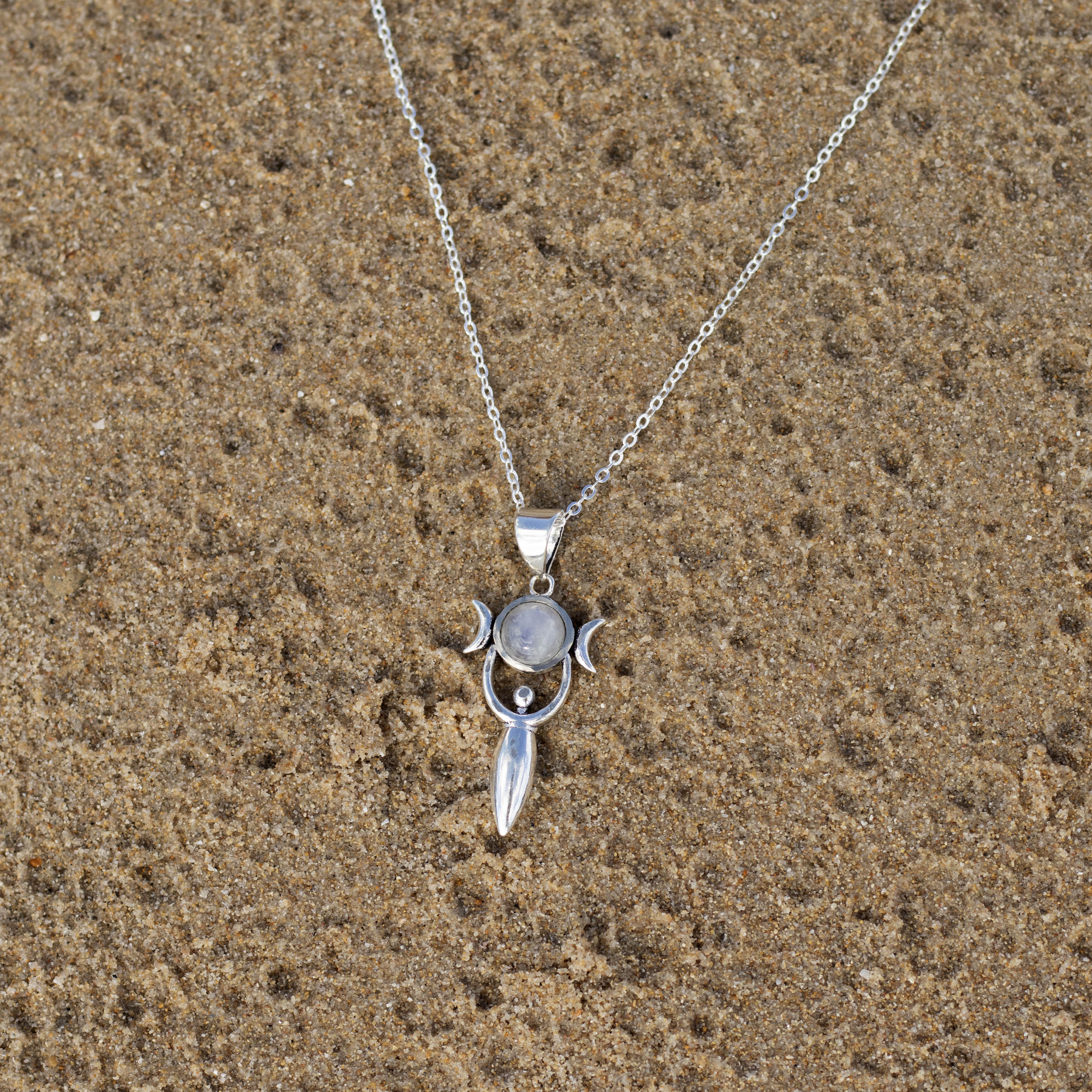 colgante chandra piedra lunar  sobre arena
