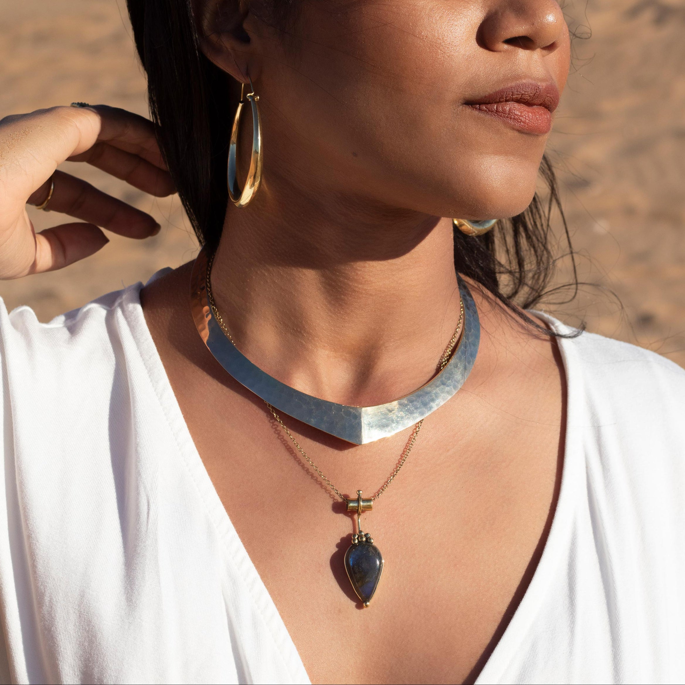 modelo con pendientes Lia, choker sita y charm labradorita Circe