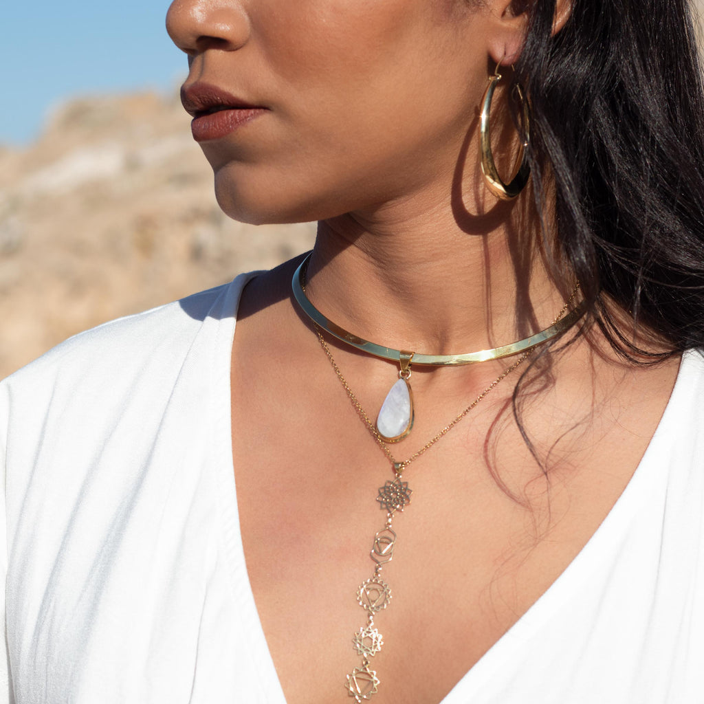 modelo con colgante chakras y charm piedra lunar